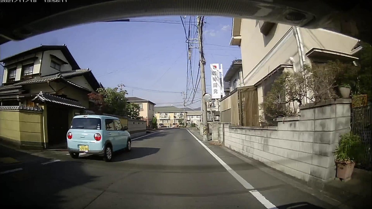 ☆★☆【令和３年１１月１８日㈭遭遇車リスト】  国道経由ルート、走行距離３５００ｍ  　自宅　４００ｍ圏内（毎日必ず嫌がらせ容疑車が現れる圏内　）の遭遇車総数７台。  　仕事場４００ｍ圏内（上記圏内に次いで嫌がらせの多い地点　）の遭遇車総数３台。  〇塗色　遭遇順　車種　ナンバー　遭遇地点までの走行距離（特徴＆容疑）  ①赤　ヴェゼル？　岡山３３１　ま　・８０１　　　５０ｍ　（赤塗色＆３桁ナンバー）  ④青　ラパン　　　岡山５８３　る　２３５５　　１６０ｍ　（青塗色）　　　　　　　  ➊白　ルーミー　　岡山５３１　つ　・・５２　３４００ｍ（２桁ナンバー）　　　　　     　※最初から自宅集落出口前に、赤塗色のSUVが現れた。直後、４台目の遭遇車として、青塗色が現れた。仕事場到着直前、最後の信号交差点にも、嫌がらせ容疑要件合致車、２桁ナンバー・・５２が現れた。  　  　※しっかりと毎日、最初最後６台程度以内を中心に複数の容疑車が、不自然な頻度の現れ方をしている。ただ、この日１日の状況だけを見ても何も分からない。嫌がらせ容疑要件に当てはまる遭遇車すべてが作為的な嫌がらせだと言っている訳ではない。ただ、同様の説明が当てはまる状況が、４年近く、毎日続いていることこそが論点である。偶然が多少混在していようが、僕に対して嫌がらせをしている不特定多数が存在する事実は事実である。