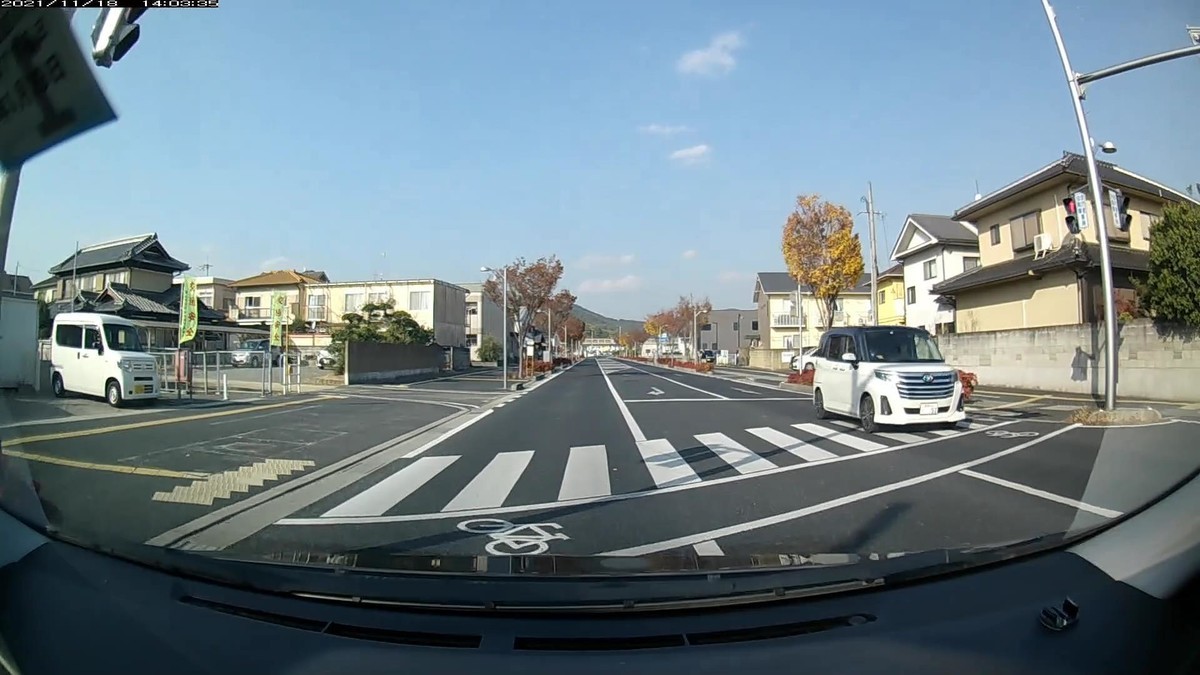 ☆★☆【令和３年１１月１８日㈭遭遇車リスト】  国道経由ルート、走行距離３５００ｍ  　自宅　４００ｍ圏内（毎日必ず嫌がらせ容疑車が現れる圏内　）の遭遇車総数７台。  　仕事場４００ｍ圏内（上記圏内に次いで嫌がらせの多い地点　）の遭遇車総数３台。  〇塗色　遭遇順　車種　ナンバー　遭遇地点までの走行距離（特徴＆容疑）  ①赤　ヴェゼル？　岡山３３１　ま　・８０１　　　５０ｍ　（赤塗色＆３桁ナンバー）  ④青　ラパン　　　岡山５８３　る　２３５５　　１６０ｍ　（青塗色）　　　　　　　  ➊白　ルーミー　　岡山５３１　つ　・・５２　３４００ｍ（２桁ナンバー）　　　　　     　※最初から自宅集落出口前に、赤塗色のSUVが現れた。直後、４台目の遭遇車として、青塗色が現れた。仕事場到着直前、最後の信号交差点にも、嫌がらせ容疑要件合致車、２桁ナンバー・・５２が現れた。  　  　※しっかりと毎日、最初最後６台程度以内を中心に複数の容疑車が、不自然な頻度の現れ方をしている。ただ、この日１日の状況だけを見ても何も分からない。嫌がらせ容疑要件に当てはまる遭遇車すべてが作為的な嫌がらせだと言っている訳ではない。ただ、同様の説明が当てはまる状況が、４年近く、毎日続いていることこそが論点である。偶然が多少混在していようが、僕に対して嫌がらせをしている不特定多数が存在する事実は事実である。