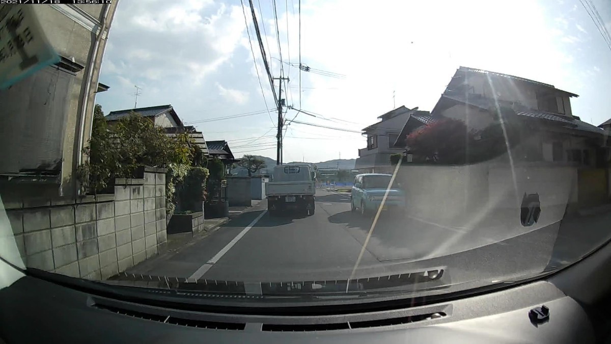 ☆★☆【令和３年１１月１８日㈭遭遇車リスト】  国道経由ルート、走行距離３５００ｍ  　自宅　４００ｍ圏内（毎日必ず嫌がらせ容疑車が現れる圏内　）の遭遇車総数７台。  　仕事場４００ｍ圏内（上記圏内に次いで嫌がらせの多い地点　）の遭遇車総数３台。  〇塗色　遭遇順　車種　ナンバー　遭遇地点までの走行距離（特徴＆容疑）  ①赤　ヴェゼル？　岡山３３１　ま　・８０１　　　５０ｍ　（赤塗色＆３桁ナンバー）  ④青　ラパン　　　岡山５８３　る　２３５５　　１６０ｍ　（青塗色）　　　　　　　  ➊白　ルーミー　　岡山５３１　つ　・・５２　３４００ｍ（２桁ナンバー）　　　　　     　※最初から自宅集落出口前に、赤塗色のSUVが現れた。直後、４台目の遭遇車として、青塗色が現れた。仕事場到着直前、最後の信号交差点にも、嫌がらせ容疑要件合致車、２桁ナンバー・・５２が現れた。  　  　※しっかりと毎日、最初最後６台程度以内を中心に複数の容疑車が、不自然な頻度の現れ方をしている。ただ、この日１日の状況だけを見ても何も分からない。嫌がらせ容疑要件に当てはまる遭遇車すべてが作為的な嫌がらせだと言っている訳ではない。ただ、同様の説明が当てはまる状況が、４年近く、毎日続いていることこそが論点である。偶然が多少混在していようが、僕に対して嫌がらせをしている不特定多数が存在する事実は事実である。
