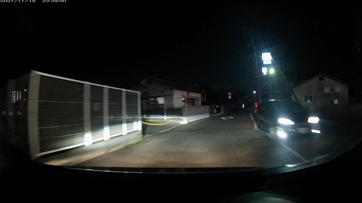 【遭遇車両リスト】①は「最初の１台」、➊は「最後の１台」の意。  令和３年１１月１８日㈭遭遇ＮＡ台。旧道経由ルート。３０００ｍ。遭遇２台。  遭遇順　塗色　車種　　ナンバー　　　遭遇時の走行距離（特徴・容疑）  ①銀　ワンボックス軽　岡山４８０　れ　・７３６　　１００ｍ（３桁ナンバー）  ②黒　ヴィッツ　　　　〇〇５〇〇　〇　５６４２　１７００ｍ（殺し＋死にナンバー）     　※旧道ルート採用。前々夜、前夜に引き続き２台の遭遇車があり、前々夜、前夜に引き続き、両方ともが嫌がらせ容疑要件を満足した。５６４２のような、下２桁が４２であるようなナンバーは、嫌がらせの意図を持ってわざわざ希望番号として申請しないと取得できないナンバーである。かなり恥ずかしい感性の持ち主がこの世には存在する。