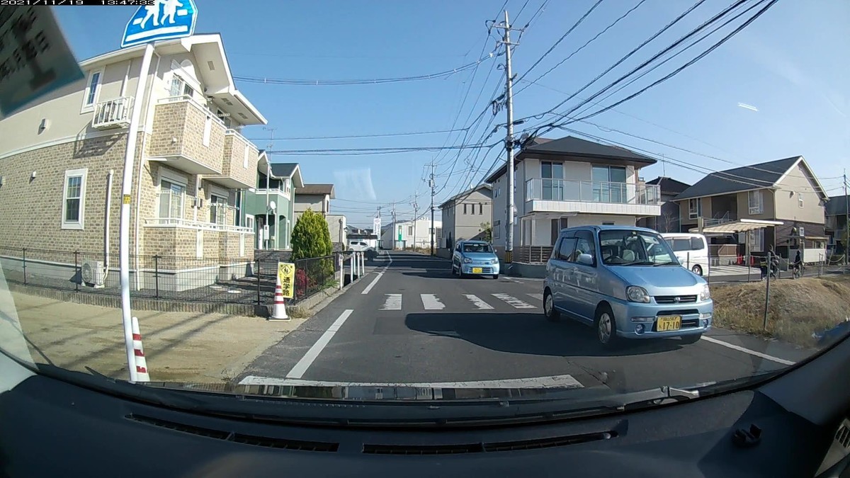 ☆★☆【令和３年１１月１９日㈮遭遇車リスト】  国道経由ルート、走行距離３５００ｍ  　自宅　４００ｍ圏内（毎日必ず嫌がらせ容疑車が現れる圏内　）の遭遇車総数９台。  　仕事場４００ｍ圏内（上記圏内に次いで嫌がらせの多い地点　）の遭遇車総数１３台。  〇塗色　遭遇順　車種　ナンバー　遭遇地点までの走行距離（特徴＆容疑）  ①白　ティグアン　岡山３３２　す　・７４７　１１０ｍ（３桁ナンバー）  ⑦青　プレオ　　　岡山５８３　え　１７１０　２９０ｍ（青塗色）　  ⑧青　アルト　　　岡山５８１　き　６１２２　２９０ｍ（２連続青塗色）        　※幼稚園児を連れた母親が道を横断しようとしていた関係か、微小規模渋滞が起きていて、自宅３００ｍ圏内で９台もの車と遭遇した。内３台が、嫌がらせ容疑要件を満足した。結果、濃度的に中途半端な状況となってはいるが、とりあえず、条件合致車をすべて記録しておく。