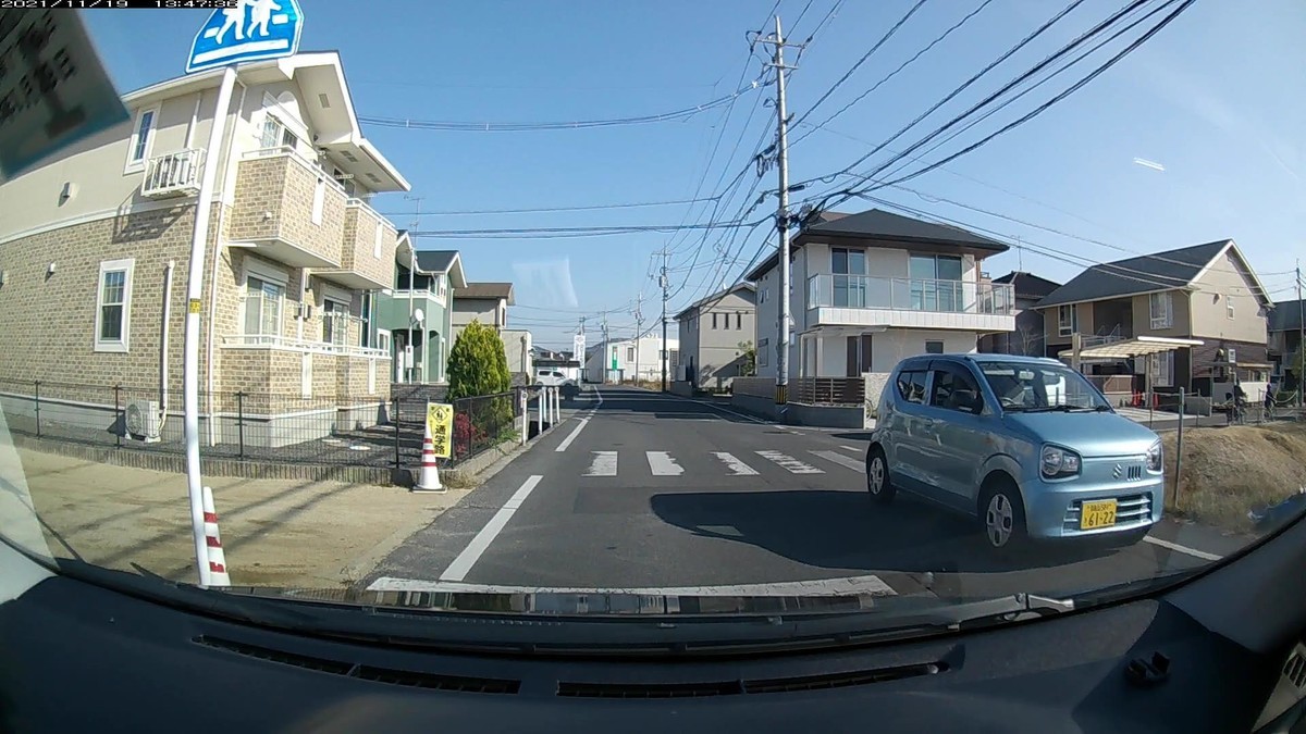☆★☆【令和３年１１月１９日㈮遭遇車リスト】  国道経由ルート、走行距離３５００ｍ  　自宅　４００ｍ圏内（毎日必ず嫌がらせ容疑車が現れる圏内　）の遭遇車総数９台。  　仕事場４００ｍ圏内（上記圏内に次いで嫌がらせの多い地点　）の遭遇車総数１３台。  〇塗色　遭遇順　車種　ナンバー　遭遇地点までの走行距離（特徴＆容疑）  ①白　ティグアン　岡山３３２　す　・７４７　１１０ｍ（３桁ナンバー）  ⑦青　プレオ　　　岡山５８３　え　１７１０　２９０ｍ（青塗色）　  ⑧青　アルト　　　岡山５８１　き　６１２２　２９０ｍ（２連続青塗色）        　※幼稚園児を連れた母親が道を横断しようとしていた関係か、微小規模渋滞が起きていて、自宅３００ｍ圏内で９台もの車と遭遇した。内３台が、嫌がらせ容疑要件を満足した。結果、濃度的に中途半端な状況となってはいるが、とりあえず、条件合致車をすべて記録しておく。