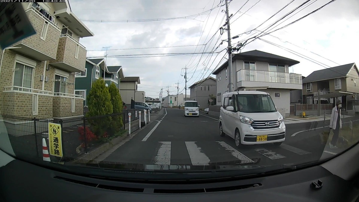 ☆★☆【令和３年１１月２０日㈯遭遇車リスト】  国道経由ルート、走行距離３５００ｍ  　自宅　４００ｍ圏内（毎日必ず嫌がらせ容疑車が現れる圏内　）の遭遇車総数６台。  　仕事場３００ｍ圏内（上記圏内に次いで嫌がらせの多い地点　）の遭遇車総数２台。  〇塗色　遭遇順　車種　ナンバー　遭遇地点までの走行距離（特徴＆容疑）  ①黒　アイシス　　　　岡山３００　や　・３６８　１００ｍ（いきなり３桁）  ②白　ヴォクシー　　　岡山５３５　ち　・７２３　１００ｍ（２連続３桁№）  ④白　デイズルークス　岡山５８１　ち　８８５８　３００ｍ（４桁中３桁同字）        　※自宅４００ｍ圏内で６台の車と遭遇し、その内、最初の２台を含む３台が、しっかりと毎日の嫌がらせ容疑要件を満足した。  　  　※しっかりと毎日、最初最後６台程度以内を中心に複数の容疑車が、不自然な頻度の現れ方をしている。ただ、この日１日の状況だけを見ても何も分からない。嫌がらせ容疑要件に当てはまる遭遇車すべてが作為的な嫌がらせだと言っている訳ではない。ただ、同様の説明が当てはまる状況が、４年近く、毎日続いていることこそが論点である。偶然が多少混在していようが、僕に対して嫌がらせをしている不特定多数が存在する事実は事実である。