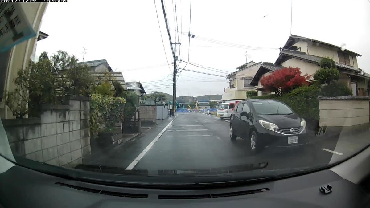 ☆★☆【令和3年11月22日㈪遭遇車リスト】 国道経由ルート、走行距離3500m 自宅 400m圏内(毎日必ず嫌がらせ容疑車が現れる圏内 )の遭遇車総数8台。 仕事場300m圏内(上記圏内に次いで嫌がらせの多い地点 )の遭遇車総数7台。 〇塗色 遭遇順 車種 ナンバー 遭遇地点までの走行距離(特徴&容疑) ①黄 コンフォート 岡山500 あ 4793 60m(黄色塗色) ②黒 アクア 岡山 3228 100m(赤枠回送ナンバー) ④黒 ノート 岡山502 さ 3933 150m(4桁中3桁同字ナンバー) ⑧黄 ランクル 岡山430 ひ ・・40 250m(黄色塗色&2桁)
