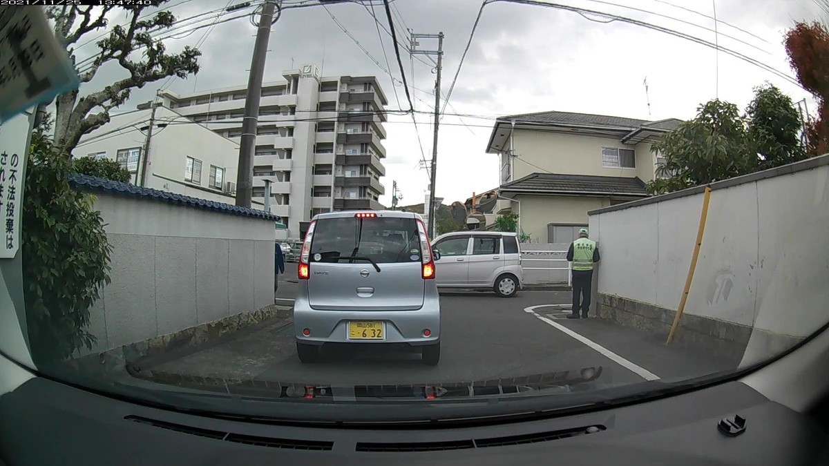 ☆★☆【令和３年１１月２４日㈬遭遇車リスト】  新幹線側道経由ルート、走行距離３５００ｍ（➊は、「最後の１台」の意。）  　自宅　９００ｍ圏内（毎日必ず嫌がらせ容疑車が現れる圏内　）の遭遇車総数１０台。  　仕事場３００ｍ圏内（上記圏内に次いで嫌がらせの多い地点　）の遭遇車総数１台。     〇塗色　遭遇順　車種　ナンバー　遭遇地点までの走行距離（特徴＆容疑）  ⑤黒　ゴルフ　　岡山３３０　は　３０６６　　６０ｍ（赤色画像関連№）  ⑥黒　ヴェゼル　岡山３３９　ほ　・１２７　１００ｍ（３桁ナンバー）  ⑨銀　デイズ　　岡山５８１　こ　・６３２　６００ｍ（３桁ナンバー）  ⑩白　ワゴンＲ　岡山５８５　と　１１１３　９００ｍ（４桁中３桁同字№）      　※最初４台が連続で白塗色であるとか、最初３００ｍで８台もの対向車が現れるとか、多少の不自然を感じる状況ではあったが、全体としては下火的な日となった。ただ、⑩１１１３は、２３日㈫の②１０１１と同じ場所に登場しており、訝しもうと思えば、訝しめる状況であることには変わりがない。