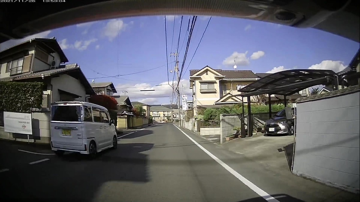 ☆★☆【令和３年１１月２６日㈮遭遇車リスト】  新幹線側道経由ルート、走行距離３５００ｍ（➊は、「最後の１台」の意。）  　自宅　３００ｍ圏内（毎日必ず嫌がらせ容疑車が現れる圏内　）の遭遇車総数５台。  　仕事場３００ｍ圏内（上記圏内に次いで嫌がらせの多い地点　）の遭遇車総数５台。     〇塗色　遭遇順　車種　ナンバー　遭遇地点までの走行距離（特徴＆容疑）  ③青系　７代目アルト　岡山５８４　き　・８１２　　５０ｍ（青系＆３桁）  ④白　スペーシアカス　岡山５８３　け　２２２７　１８０ｍ（４桁中３桁同字）     　※自宅集落出口前に現れた、同日３台目の遭遇車が、その車が現れると、前後に必ず他の容疑要件満足車が伴われるという特徴を持った特定容疑車、青系塗色７代目アルト岡山５８４き・８１２だった。そして案の定というのか、あからさまな馬鹿というのか、その次の４台目が、毎日のお約束の４桁中３桁同字№の嫌がらせだった。２２２７。 ※・８１２の青系水色特定容疑車が現れると、前後に必ず赤青黄等の容疑車が現れる。通算２０回以上を数える現象。
