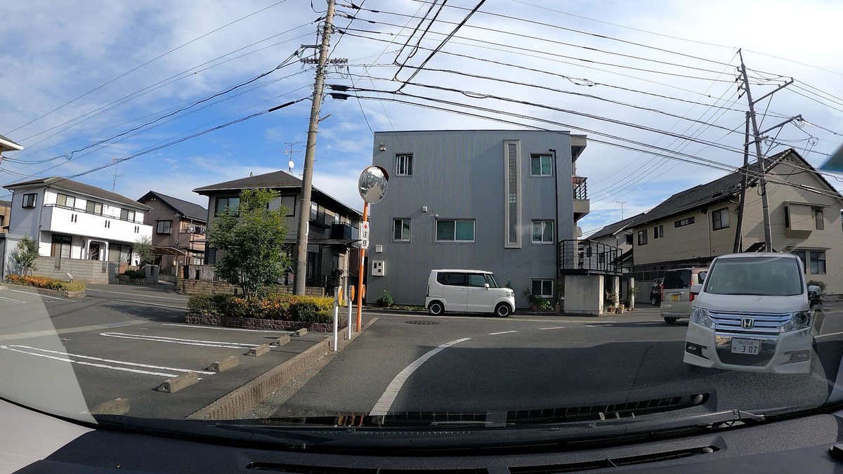 ☆★☆【令和３年１２月０６日㈪遭遇車リスト】  新幹線側道経由ルート、走行距離３５００ｍ（➊は、「最後の１台」の意。）  　自宅　３００ｍ圏内（毎日必ず嫌がらせ容疑車が現れる圏内）の遭遇車総数６台。  　仕事場３００ｍ圏内（上記圏内に次いで嫌がらせ容疑車多発）の遭遇車総数５台。     〇塗色　遭遇順　車種　ナンバー　遭遇地点までの走行距離（特徴＆容疑）  ③黄系　Ｎ－ＢＯＸ　　岡山５８５　ひ　・２１６　　　５０ｍ（黄系・３桁）  ④白　ステップワゴン　岡山５３４　せ　・３０７　　　９０ｍ（２連続３桁）  ⑥青　アルト　　　　　岡山５８１　き　６１２２　　２１０ｍ（青塗色）  ➊白　ノア　　　　　　岡山５４３　ま　・・１２　３４００ｍ（最後が２桁）  　※遭遇最初６台の内、半数の３台が、しっかりと毎日の容疑要件を満足した。仕事場前に現れた最後の遭遇車も・・１２だった。