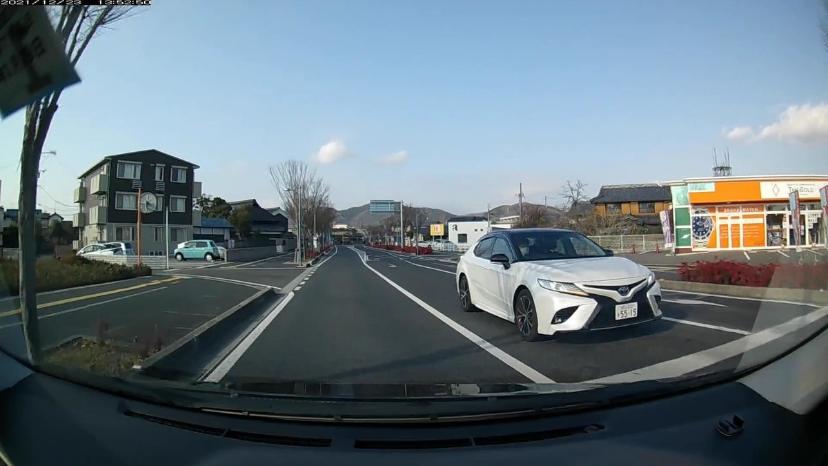 ☆★☆【令和３年１２月２３日㈭遭遇車リスト】  新幹線側道経由ルート、走行距離３５００ｍ（➊は、「最後の１台」の意。）  　自宅　３００ｍ圏内（毎日必ず嫌がらせ容疑車が現れる圏内）の遭遇車総数５台。  　仕事場３００ｍ圏内（上記圏内に次いで嫌がらせ容疑車多発）の遭遇車総数７台。     〇塗色　遭遇順　車種　ナンバー　遭遇地点までの走行距離（特徴＆容疑）  ②青　ポルテ　　　　　岡山５３１　む　１０３５　　２００ｍ（３台目以内青塗色）  ④黒　エクストレイル　岡山３０１　ち　・６８４　　２４０ｍ（３桁ナンバー）  ➐白　カムリ　　　　　岡山３３２　な　５５１５　３１００ｍ（４桁中３桁同字）     　※しっかりと毎日、最初最後６台程度以内を中心に複数の容疑要件満足車が、不自然な頻度の現れ方をしている。ただこの日１日の状況だけを見ても何も分からない。嫌がらせ容疑要件に当てはまる遭遇車すべてが作為的な嫌がらせだと言っている訳ではない。同様の説明が当てはまる状況が、４年近く、毎日続いていることこそが論点である。偶然が多少混在していようが、僕に対して嫌がらせをしている不特定多数が存在する事実は事実である。