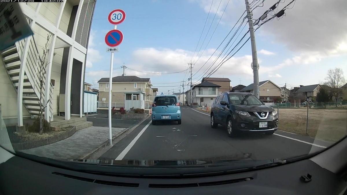 ☆★☆【令和３年１２月２３日㈭遭遇車リスト】  新幹線側道経由ルート、走行距離３５００ｍ（➊は、「最後の１台」の意。）  　自宅　３００ｍ圏内（毎日必ず嫌がらせ容疑車が現れる圏内）の遭遇車総数５台。  　仕事場３００ｍ圏内（上記圏内に次いで嫌がらせ容疑車多発）の遭遇車総数７台。     〇塗色　遭遇順　車種　ナンバー　遭遇地点までの走行距離（特徴＆容疑）  ②青　ポルテ　　　　　岡山５３１　む　１０３５　　２００ｍ（３台目以内青塗色）  ④黒　エクストレイル　岡山３０１　ち　・６８４　　２４０ｍ（３桁ナンバー）  ➐白　カムリ　　　　　岡山３３２　な　５５１５　３１００ｍ（４桁中３桁同字）     　※しっかりと毎日、最初最後６台程度以内を中心に複数の容疑要件満足車が、不自然な頻度の現れ方をしている。ただこの日１日の状況だけを見ても何も分からない。嫌がらせ容疑要件に当てはまる遭遇車すべてが作為的な嫌がらせだと言っている訳ではない。同様の説明が当てはまる状況が、４年近く、毎日続いていることこそが論点である。偶然が多少混在していようが、僕に対して嫌がらせをしている不特定多数が存在する事実は事実である。