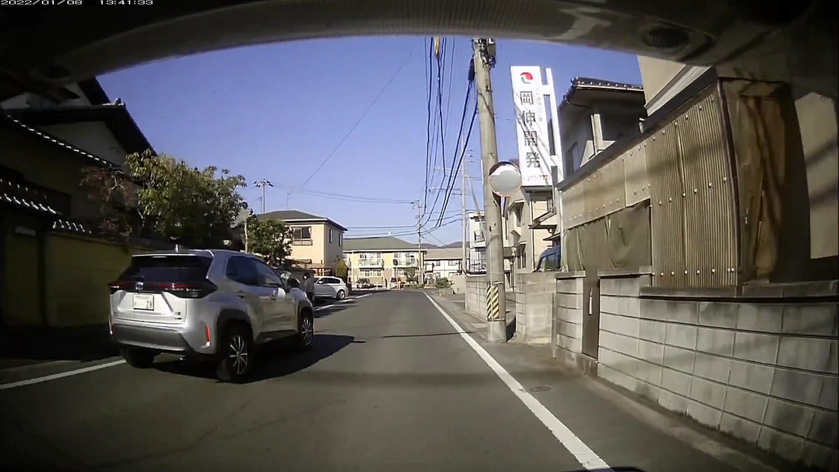 ☆★☆【令和4年1月8日㈯遭遇車リスト】 新幹線側道経由ルート、走行距離3500m(➊は、「最後の1台」の意。) 自宅 300m圏内(毎日必ず嫌がらせ容疑車が現れる圏内)の遭遇車総数5台。 仕事場300m圏内(上記圏内に次いで嫌がらせ容疑車多発)の遭遇車総数3台。 〇塗色 遭遇順 車種 ナンバー 遭遇地点までの走行距離(特徴&容疑) ③銀 ヤリスクロス 岡山348 ね ・・28 160m(3台連続類似2桁ナンバーの1) ④黒 キャスト 岡山592 い ・・28 180m(3台連続類似2桁ナンバーの2) ⑤黒 セレナ 岡山359 て ・・23 270m(3台連続類似2桁ナンバーの3) ➌白 フィット 岡山5〇〇 〇 ・828 3400m(3台連続類似3桁以下ナンバーの1) ➋白 ハイゼット 岡山486 る ・・24 3400m(3台連続類似3桁以下ナンバーの2) ➊灰 キューブ 岡山530 つ ・848 3400m(3台連続類似3桁以下ナンバーの3) ※自宅を出て300mで5台と遭遇し、内3台が、・・28,・・28,・・23であるという、いつものニュアンスの嫌がらせ的状況が存在した。 ※また、目的地の仕事場300m圏内には3台現れ、・828、・・24、・848だった。 ただこの日1日の状況だけを見ても何も分からない。嫌がらせ容疑要件に当てはまる遭遇車すべてが作為的な嫌がらせだと言っている訳でもない。毎日、同様の説明が当てはまる、嫌がらせ的刷り込み状況と呼べる、一定の特徴を備えた車群との遭遇が、4年間、毎日続いていることこそが論点である。偶然が多少混在していようが、僕に対して嫌がらせをしている不特定多数が存在する事実は事実であるから、嫌がらせ容疑要件に合致するものはすべて記録しておく。