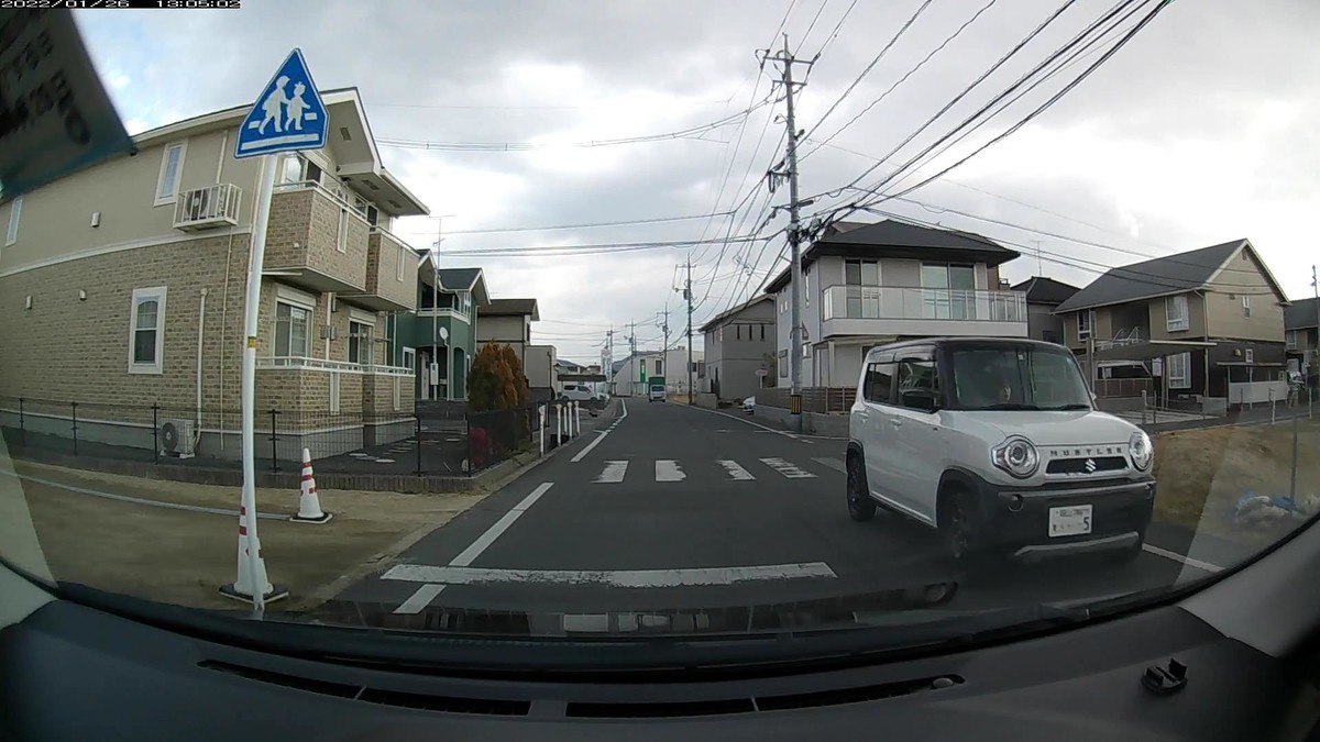 ☆★☆【令和４年１月２６日㈬遭遇車リスト】  新幹線側道経由ルート、走行距離３５００ｍ  　自宅　３００ｍ圏内（毎日必ず嫌がらせ容疑車が現れる圏内）の遭遇車総数２台。  　仕事場３００ｍ圏内（上記圏内に次いで嫌がらせ容疑車多発）の遭遇車総数４台。     〇塗色　遭遇順　車種　ナンバー　遭遇地点までの走行距離（特徴＆容疑）  ①灰銀　ヴィッツ　　　　岡山５３４　ね　・８２３　　２５０ｍ（最初が３桁）  ②白　　クロスビー　　　岡山７８６　を　・・・５　　２９０ｍ（続いて１桁）  ➊赤　　アルトワークス　〇〇５８〇　〇　・１２１　３３００ｍ（赤３桁）     　※国道ルート。相変わらず、最初最後３台以内の遭遇車の内の半数が、毎日の嫌がらせ容疑要件を満足する状況。