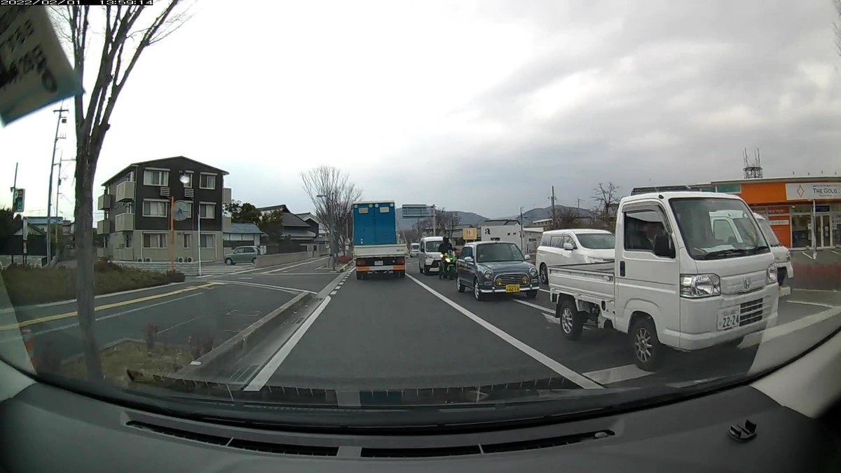 ☆★☆【令和４年２月１日㈫遭遇車リスト】  新幹線側道経由ルート、走行距離３５００ｍ  　自宅　４００ｍ圏内（毎日必ず嫌がらせ容疑車が現れる圏内）の遭遇車総数８台。  　仕事場４００ｍ圏内（上記圏内に次いで嫌がらせ容疑車多発）の遭遇車総数１２台。     〇塗色　遭遇順　車種　ナンバー　遭遇地点までの走行距離（特徴＆容疑）  ①黄　キャブ　　　岡山５００　あ　５３３０　　　５０ｍ（いきなり黄色）  ④白　ミラココア　岡山５９６　こ　・・２１　　１２０ｍ（２桁ナンバー）  ⑥白　ｂＢ　　　　岡山５３１　も　・２０２　　２３０ｍ（３連続３桁の１）  ⑦白　ＮーＢＯＸ　岡山５８８　え　・３３１　　２５０ｍ（３連続３桁の２）  ⑧黒　ワゴンＲ　　岡山５８０　み　・７６８　　２９０ｍ（３連続３桁の３）  ⓬白　アトレー　　岡山４８０　た　２２２４　３１００ｍ（４桁中３桁同字）  ➌青　ラウム　　　岡山５０２　た　・・・６　３４００ｍ（青塗色＆１桁）  　　　  　　※最初の３００ｍで８台遭遇し、その内の５台が毎日の嫌がらせ容疑要件を満足するお約束。自宅出発後最初の数十秒、８台遭遇で４台もの３桁以下ナンバーが含まれるという、ひと月に４、５回は発生するタイプの不自然。  　　※２日連続で赤い車２台が並列で待ち構えていたり、度々、赤い車や５５５５や１１１１等が並んで待ち構えていたり登場したりする、曰くつきの信号交差点に２２２４。  　　※そのほか、仕事場の目の前に青色の・・・６。  　　※ただこの日１日の状況だけを見ても何も分からない。嫌がらせ容疑要件に当てはまる遭遇車すべてが作為的な嫌がらせだと言っている訳でもない。毎日、同様の説明が当てはまる、嫌がらせ的刷り込み状況と呼べる、一定の特徴を備えた車群との遭遇が、４年間、毎日続いていることこそが論点である。偶然が多少混在していようが、僕に対して嫌がらせをしている不特定多数が存在する事実は事実であるから、嫌がらせ容疑要件に合致するものはすべて記録しておく。