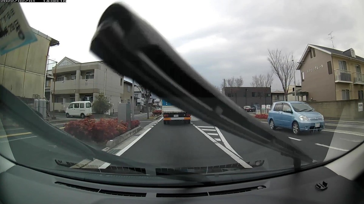 ☆★☆【令和４年２月１日㈫遭遇車リスト】  新幹線側道経由ルート、走行距離３５００ｍ  　自宅　４００ｍ圏内（毎日必ず嫌がらせ容疑車が現れる圏内）の遭遇車総数８台。  　仕事場４００ｍ圏内（上記圏内に次いで嫌がらせ容疑車多発）の遭遇車総数１２台。     〇塗色　遭遇順　車種　ナンバー　遭遇地点までの走行距離（特徴＆容疑）  ①黄　キャブ　　　岡山５００　あ　５３３０　　　５０ｍ（いきなり黄色）  ④白　ミラココア　岡山５９６　こ　・・２１　　１２０ｍ（２桁ナンバー）  ⑥白　ｂＢ　　　　岡山５３１　も　・２０２　　２３０ｍ（３連続３桁の１）  ⑦白　ＮーＢＯＸ　岡山５８８　え　・３３１　　２５０ｍ（３連続３桁の２）  ⑧黒　ワゴンＲ　　岡山５８０　み　・７６８　　２９０ｍ（３連続３桁の３）  ⓬白　アトレー　　岡山４８０　た　２２２４　３１００ｍ（４桁中３桁同字）  ➌青　ラウム　　　岡山５０２　た　・・・６　３４００ｍ（青塗色＆１桁）  　　　  　　※最初の３００ｍで８台遭遇し、その内の５台が毎日の嫌がらせ容疑要件を満足するお約束。自宅出発後最初の数十秒、８台遭遇で４台もの３桁以下ナンバーが含まれるという、ひと月に４、５回は発生するタイプの不自然。  　　※２日連続で赤い車２台が並列で待ち構えていたり、度々、赤い車や５５５５や１１１１等が並んで待ち構えていたり登場したりする、曰くつきの信号交差点に２２２４。  　　※そのほか、仕事場の目の前に青色の・・・６。  　　※ただこの日１日の状況だけを見ても何も分からない。嫌がらせ容疑要件に当てはまる遭遇車すべてが作為的な嫌がらせだと言っている訳でもない。毎日、同様の説明が当てはまる、嫌がらせ的刷り込み状況と呼べる、一定の特徴を備えた車群との遭遇が、４年間、毎日続いていることこそが論点である。偶然が多少混在していようが、僕に対して嫌がらせをしている不特定多数が存在する事実は事実であるから、嫌がらせ容疑要件に合致するものはすべて記録しておく。