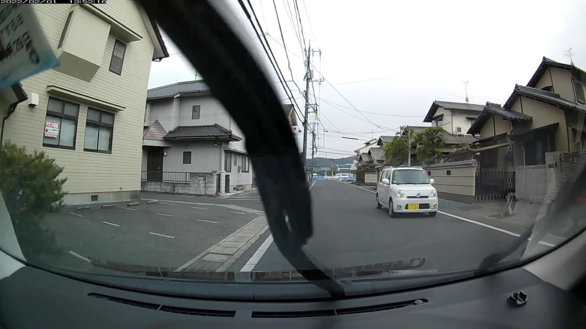 ☆★☆【令和４年２月１日㈫遭遇車リスト】  新幹線側道経由ルート、走行距離３５００ｍ  　自宅　４００ｍ圏内（毎日必ず嫌がらせ容疑車が現れる圏内）の遭遇車総数８台。  　仕事場４００ｍ圏内（上記圏内に次いで嫌がらせ容疑車多発）の遭遇車総数１２台。     〇塗色　遭遇順　車種　ナンバー　遭遇地点までの走行距離（特徴＆容疑）  ①黄　キャブ　　　岡山５００　あ　５３３０　　　５０ｍ（いきなり黄色）  ④白　ミラココア　岡山５９６　こ　・・２１　　１２０ｍ（２桁ナンバー）  ⑥白　ｂＢ　　　　岡山５３１　も　・２０２　　２３０ｍ（３連続３桁の１）  ⑦白　ＮーＢＯＸ　岡山５８８　え　・３３１　　２５０ｍ（３連続３桁の２）  ⑧黒　ワゴンＲ　　岡山５８０　み　・７６８　　２９０ｍ（３連続３桁の３）  ⓬白　アトレー　　岡山４８０　た　２２２４　３１００ｍ（４桁中３桁同字）  ➌青　ラウム　　　岡山５０２　た　・・・６　３４００ｍ（青塗色＆１桁）  　　　  　　※最初の３００ｍで８台遭遇し、その内の５台が毎日の嫌がらせ容疑要件を満足するお約束。自宅出発後最初の数十秒、８台遭遇で４台もの３桁以下ナンバーが含まれるという、ひと月に４、５回は発生するタイプの不自然。  　　※２日連続で赤い車２台が並列で待ち構えていたり、度々、赤い車や５５５５や１１１１等が並んで待ち構えていたり登場したりする、曰くつきの信号交差点に２２２４。  　　※そのほか、仕事場の目の前に青色の・・・６。  　　※ただこの日１日の状況だけを見ても何も分からない。嫌がらせ容疑要件に当てはまる遭遇車すべてが作為的な嫌がらせだと言っている訳でもない。毎日、同様の説明が当てはまる、嫌がらせ的刷り込み状況と呼べる、一定の特徴を備えた車群との遭遇が、４年間、毎日続いていることこそが論点である。偶然が多少混在していようが、僕に対して嫌がらせをしている不特定多数が存在する事実は事実であるから、嫌がらせ容疑要件に合致するものはすべて記録しておく。