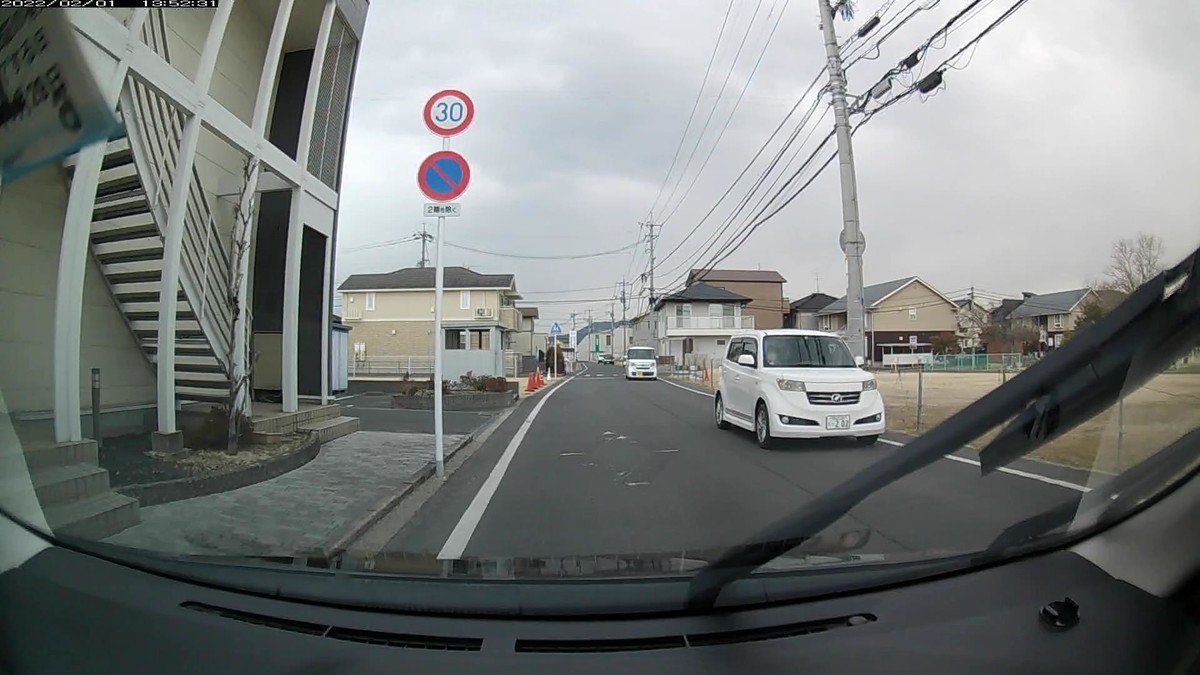 ☆★☆【令和４年２月１日㈫遭遇車リスト】  新幹線側道経由ルート、走行距離３５００ｍ  　自宅　４００ｍ圏内（毎日必ず嫌がらせ容疑車が現れる圏内）の遭遇車総数８台。  　仕事場４００ｍ圏内（上記圏内に次いで嫌がらせ容疑車多発）の遭遇車総数１２台。     〇塗色　遭遇順　車種　ナンバー　遭遇地点までの走行距離（特徴＆容疑）  ①黄　キャブ　　　岡山５００　あ　５３３０　　　５０ｍ（いきなり黄色）  ④白　ミラココア　岡山５９６　こ　・・２１　　１２０ｍ（２桁ナンバー）  ⑥白　ｂＢ　　　　岡山５３１　も　・２０２　　２３０ｍ（３連続３桁の１）  ⑦白　ＮーＢＯＸ　岡山５８８　え　・３３１　　２５０ｍ（３連続３桁の２）  ⑧黒　ワゴンＲ　　岡山５８０　み　・７６８　　２９０ｍ（３連続３桁の３）  ⓬白　アトレー　　岡山４８０　た　２２２４　３１００ｍ（４桁中３桁同字）  ➌青　ラウム　　　岡山５０２　た　・・・６　３４００ｍ（青塗色＆１桁）  　　　  　　※最初の３００ｍで８台遭遇し、その内の５台が毎日の嫌がらせ容疑要件を満足するお約束。自宅出発後最初の数十秒、８台遭遇で４台もの３桁以下ナンバーが含まれるという、ひと月に４、５回は発生するタイプの不自然。  　　※２日連続で赤い車２台が並列で待ち構えていたり、度々、赤い車や５５５５や１１１１等が並んで待ち構えていたり登場したりする、曰くつきの信号交差点に２２２４。  　　※そのほか、仕事場の目の前に青色の・・・６。  　　※ただこの日１日の状況だけを見ても何も分からない。嫌がらせ容疑要件に当てはまる遭遇車すべてが作為的な嫌がらせだと言っている訳でもない。毎日、同様の説明が当てはまる、嫌がらせ的刷り込み状況と呼べる、一定の特徴を備えた車群との遭遇が、４年間、毎日続いていることこそが論点である。偶然が多少混在していようが、僕に対して嫌がらせをしている不特定多数が存在する事実は事実であるから、嫌がらせ容疑要件に合致するものはすべて記録しておく。