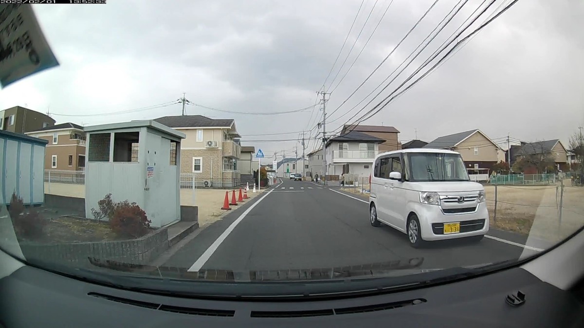 ☆★☆【令和４年２月１日㈫遭遇車リスト】  新幹線側道経由ルート、走行距離３５００ｍ  　自宅　４００ｍ圏内（毎日必ず嫌がらせ容疑車が現れる圏内）の遭遇車総数８台。  　仕事場４００ｍ圏内（上記圏内に次いで嫌がらせ容疑車多発）の遭遇車総数１２台。     〇塗色　遭遇順　車種　ナンバー　遭遇地点までの走行距離（特徴＆容疑）  ①黄　キャブ　　　岡山５００　あ　５３３０　　　５０ｍ（いきなり黄色）  ④白　ミラココア　岡山５９６　こ　・・２１　　１２０ｍ（２桁ナンバー）  ⑥白　ｂＢ　　　　岡山５３１　も　・２０２　　２３０ｍ（３連続３桁の１）  ⑦白　ＮーＢＯＸ　岡山５８８　え　・３３１　　２５０ｍ（３連続３桁の２）  ⑧黒　ワゴンＲ　　岡山５８０　み　・７６８　　２９０ｍ（３連続３桁の３）  ⓬白　アトレー　　岡山４８０　た　２２２４　３１００ｍ（４桁中３桁同字）  ➌青　ラウム　　　岡山５０２　た　・・・６　３４００ｍ（青塗色＆１桁）  　　　  　　※最初の３００ｍで８台遭遇し、その内の５台が毎日の嫌がらせ容疑要件を満足するお約束。自宅出発後最初の数十秒、８台遭遇で４台もの３桁以下ナンバーが含まれるという、ひと月に４、５回は発生するタイプの不自然。  　　※２日連続で赤い車２台が並列で待ち構えていたり、度々、赤い車や５５５５や１１１１等が並んで待ち構えていたり登場したりする、曰くつきの信号交差点に２２２４。  　　※そのほか、仕事場の目の前に青色の・・・６。  　　※ただこの日１日の状況だけを見ても何も分からない。嫌がらせ容疑要件に当てはまる遭遇車すべてが作為的な嫌がらせだと言っている訳でもない。毎日、同様の説明が当てはまる、嫌がらせ的刷り込み状況と呼べる、一定の特徴を備えた車群との遭遇が、４年間、毎日続いていることこそが論点である。偶然が多少混在していようが、僕に対して嫌がらせをしている不特定多数が存在する事実は事実であるから、嫌がらせ容疑要件に合致するものはすべて記録しておく。