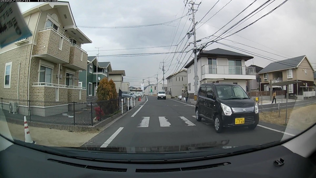 ☆★☆【令和４年２月１日㈫遭遇車リスト】  新幹線側道経由ルート、走行距離３５００ｍ  　自宅　４００ｍ圏内（毎日必ず嫌がらせ容疑車が現れる圏内）の遭遇車総数８台。  　仕事場４００ｍ圏内（上記圏内に次いで嫌がらせ容疑車多発）の遭遇車総数１２台。     〇塗色　遭遇順　車種　ナンバー　遭遇地点までの走行距離（特徴＆容疑）  ①黄　キャブ　　　岡山５００　あ　５３３０　　　５０ｍ（いきなり黄色）  ④白　ミラココア　岡山５９６　こ　・・２１　　１２０ｍ（２桁ナンバー）  ⑥白　ｂＢ　　　　岡山５３１　も　・２０２　　２３０ｍ（３連続３桁の１）  ⑦白　ＮーＢＯＸ　岡山５８８　え　・３３１　　２５０ｍ（３連続３桁の２）  ⑧黒　ワゴンＲ　　岡山５８０　み　・７６８　　２９０ｍ（３連続３桁の３）  ⓬白　アトレー　　岡山４８０　た　２２２４　３１００ｍ（４桁中３桁同字）  ➌青　ラウム　　　岡山５０２　た　・・・６　３４００ｍ（青塗色＆１桁）  　　　  　　※最初の３００ｍで８台遭遇し、その内の５台が毎日の嫌がらせ容疑要件を満足するお約束。自宅出発後最初の数十秒、８台遭遇で４台もの３桁以下ナンバーが含まれるという、ひと月に４、５回は発生するタイプの不自然。  　　※２日連続で赤い車２台が並列で待ち構えていたり、度々、赤い車や５５５５や１１１１等が並んで待ち構えていたり登場したりする、曰くつきの信号交差点に２２２４。  　　※そのほか、仕事場の目の前に青色の・・・６。  　　※ただこの日１日の状況だけを見ても何も分からない。嫌がらせ容疑要件に当てはまる遭遇車すべてが作為的な嫌がらせだと言っている訳でもない。毎日、同様の説明が当てはまる、嫌がらせ的刷り込み状況と呼べる、一定の特徴を備えた車群との遭遇が、４年間、毎日続いていることこそが論点である。偶然が多少混在していようが、僕に対して嫌がらせをしている不特定多数が存在する事実は事実であるから、嫌がらせ容疑要件に合致するものはすべて記録しておく。