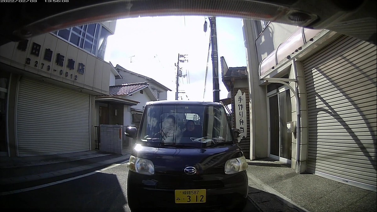 ☆★☆【令和４年２月３日㈭遭遇車リスト】  新幹線側道経由ルート、走行距離３５００ｍ  　自宅　４００ｍ圏内（毎日必ず嫌がらせ容疑車が現れる圏内）の遭遇車総数１台。  　仕事場３００ｍ圏内（上記圏内に次いで嫌がらせ容疑車多発）の遭遇車総数３台。     〇塗色　遭遇順　車種　ナンバー　遭遇地点までの走行距離（特徴＆容疑）  ①白　クラウン　岡山３４３　の　・７０７　　　５０ｍ（最初お約束の３桁）  ➋黒　タント　　姫路５８７　み　・３１２　３３００ｍ（３桁ナンバー）  ➊黒　ムーヴ　　岡山５９２　め　・８８８　３４００ｍ（最後が３桁全同字）  　　　  　　※出発地点の自宅３００ｍ圏内には、５台の車が現れた。最初の１台が、お約束の嫌がらせ容疑要件３桁ナンバーを満たす・７０７だった。  　　※その後、１４時までに仕事場に到着する必要があったので、最速ルートを採った。道中には、１月４日に自宅から３００ｍのところで遭遇したのと同個体の・４０１の白プリウスなどが現れた。  　　※仕事場まで３００ｍ程の地点にある仕事場集落入り口に、進入を防ぐように姫路ナンバーの３桁ナンバー・３１２が現れた。そしてその車によって進路を変えさせられた僕の目の前には、同日出勤時最後の遭遇車として、お約束の嫌がらせ容疑ナンバーの一種、３桁全同字ナンバー・８８８が現れた。  　　※ただこの日１日の状況だけを見ても何も分からない。嫌がらせ容疑要件に当てはまる遭遇車すべてが作為的な嫌がらせだと言っている訳でもない。毎日、同様の説明が当てはまる、嫌がらせ的刷り込み状況と呼べる、一定の特徴を備えた車群との遭遇が、４年間、毎日続いていることこそが論点である。偶然が多少混在していようが、僕に対して嫌がらせをしている不特定多数が存在する事実は事実であるから、嫌がらせ容疑要件に合致するものはすべて記録しておく。