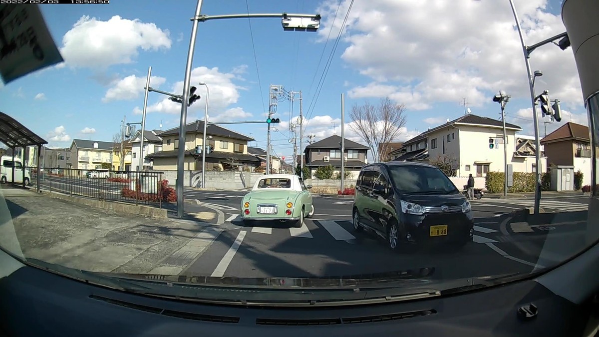 ☆★☆【令和４年２月３日㈭遭遇車リスト】  新幹線側道経由ルート、走行距離３５００ｍ  　自宅　４００ｍ圏内（毎日必ず嫌がらせ容疑車が現れる圏内）の遭遇車総数１台。  　仕事場３００ｍ圏内（上記圏内に次いで嫌がらせ容疑車多発）の遭遇車総数３台。     〇塗色　遭遇順　車種　ナンバー　遭遇地点までの走行距離（特徴＆容疑）  ①白　クラウン　岡山３４３　の　・７０７　　　５０ｍ（最初お約束の３桁）  ➋黒　タント　　姫路５８７　み　・３１２　３３００ｍ（３桁ナンバー）  ➊黒　ムーヴ　　岡山５９２　め　・８８８　３４００ｍ（最後が３桁全同字）  　　　  　　※出発地点の自宅３００ｍ圏内には、５台の車が現れた。最初の１台が、お約束の嫌がらせ容疑要件３桁ナンバーを満たす・７０７だった。  　　※その後、１４時までに仕事場に到着する必要があったので、最速ルートを採った。道中には、１月４日に自宅から３００ｍのところで遭遇したのと同個体の・４０１の白プリウスなどが現れた。  　　※仕事場まで３００ｍ程の地点にある仕事場集落入り口に、進入を防ぐように姫路ナンバーの３桁ナンバー・３１２が現れた。そしてその車によって進路を変えさせられた僕の目の前には、同日出勤時最後の遭遇車として、お約束の嫌がらせ容疑ナンバーの一種、３桁全同字ナンバー・８８８が現れた。  　　※ただこの日１日の状況だけを見ても何も分からない。嫌がらせ容疑要件に当てはまる遭遇車すべてが作為的な嫌がらせだと言っている訳でもない。毎日、同様の説明が当てはまる、嫌がらせ的刷り込み状況と呼べる、一定の特徴を備えた車群との遭遇が、４年間、毎日続いていることこそが論点である。偶然が多少混在していようが、僕に対して嫌がらせをしている不特定多数が存在する事実は事実であるから、嫌がらせ容疑要件に合致するものはすべて記録しておく。