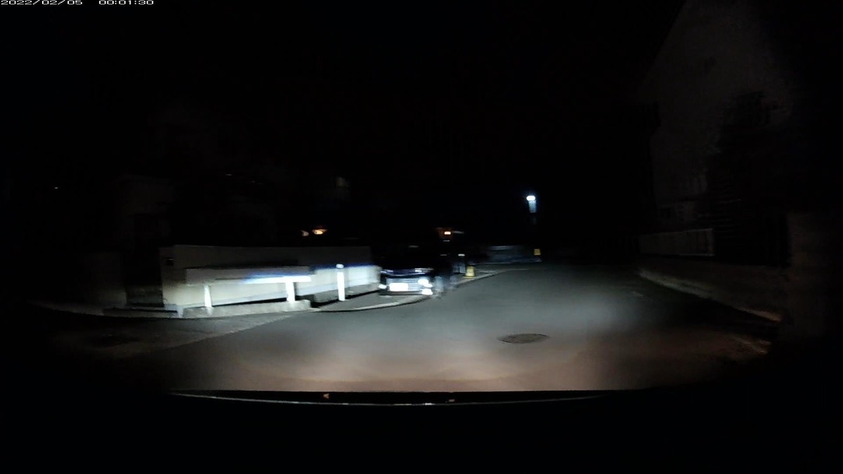 令和４年２月４日㈮　夜間遭遇車リスト  国道経由ルート　走行３５００ｍ　遭遇４台（国道外遭遇２台。）  〇塗色　車種　ナンバー　　　　　　遭遇地点までの走行距離（特徴・容疑）  ①黒　軽自動車　岡山５８１　に　４３１６　　　７０ｍ（いきなり片目ヘッドライト）  ➊黒　軽自動車　岡山５８３　え　８８７８　３４７０ｍ（４桁中３桁同字＆違法駐車）  　※仕事場から出た後２０秒で現れた最初の遭遇車が片目ヘッドライト。  　※その前にも後にも国道に出るまで遭遇車無し。不自然に過ぎる。