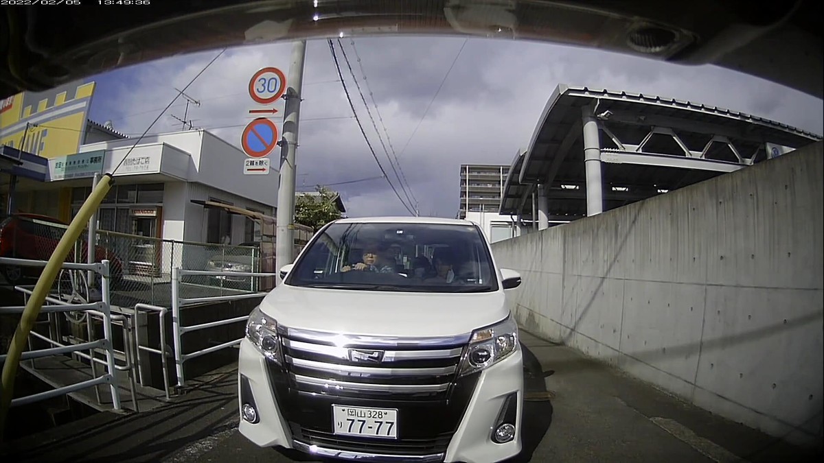 ☆★☆【令和４年２月５日㈯遭遇車リスト】  新幹線側道経由ルート、走行距離３５００ｍ  　自宅　１２００ｍ圏内（毎日必ず嫌がらせ容疑車が現れる圏内）の遭遇車総数６台。  　仕事場　３００ｍ圏内（上記圏内に次いで嫌がらせ容疑車多発）の遭遇車総数ＮＡ台。     〇塗色　遭遇順　車種　ナンバー　遭遇地点までの走行距離（特徴＆容疑）  ①白　キャリー　岡山４８０　す　・６０８　　３０ｍ～３００ｍ（いきなり３桁）  ⑤白　アトラス　岡山１〇〇　〇　・６４０　　　　　　８００ｍ（３桁）  ⑥白　ノア　　　岡山３２８　り　７７７７　　　　　１２００ｍ（４桁同字）   　　　  　　※自宅を出てから、抜け道オンリー１２００ｍでほんの６台の車と遭遇し、その内の半数が、毎日の嫌がらせ容疑要件を満足した。逆効果でしかないきらいのある記述にしかならないが、とりあえず記録しておく。最初の遭遇車が３桁ナンバーであるのは、３日連続である。