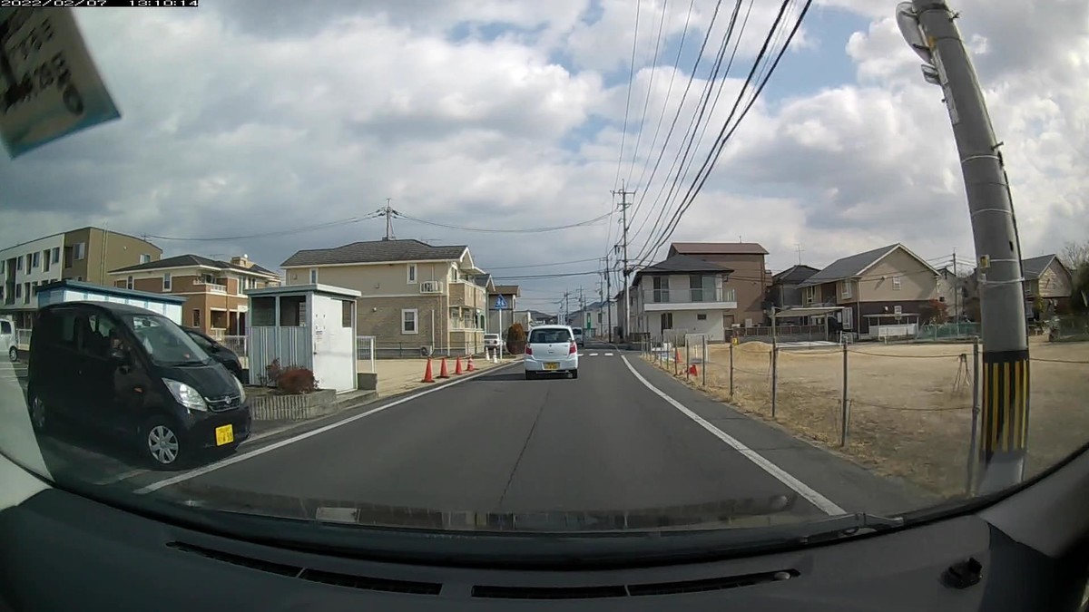 ☆★☆【令和４年２月７日㈪遭遇車リスト】  新幹線側道経由ルート、走行距離３５００ｍ  　自宅　５００ｍ圏内（毎日必ず嫌がらせ容疑車が現れる圏内）の遭遇車総数７台。  　仕事場３００ｍ圏内（上記圏内に次いで嫌がらせ容疑車多発）の遭遇車総数６台。     〇塗色　遭遇順　車種　ナンバー　遭遇地点までの走行距離（特徴＆容疑）  ③白　　アルト　　　岡山５８４　に　・６２２　　　　５０ｍ（３台目以内の３桁ナンバー）  ⑤黒　　スペーシア　岡山５９０　み　・３０３　　　２００ｍ（３桁ナンバー）  ⑥赤　　フィット　　岡山５０１　ほ　５２０７　　　２５０ｍ（赤塗色）  ⑦黒　　ワゴンＲ　　岡山５８１　〇　・６５９　　　２７０ｍ（３桁ナンバー）  ➋暗紫　シエンタ　　岡山５５２　つ　・・・３　　３４００ｍ（１桁ナンバー）　  ➊銀　　ハイゼット　岡山４８０　せ　６３６６　　３４００ｍ（４桁中３桁同字ナンバー）  　　　  　　※自宅を出てから国道に至るまで、抜け道オンリー９００ｍでほんの７台の車と遭遇し、その内の半数以上が毎日の嫌がらせ容疑要件を満足した。毎度の、３桁ナンバーの連続と赤塗色である。  　　※また、目的地である仕事場集落前、仕事場から半径１００ｍの圏内には、最後の２台の遭遇車として、・・・３と６３６６が待ち構えていた。毎日毎日、偶発と感じろという方が無理とさえ言える状況である。  　　※ただこの日１日の状況だけを見ても何も分からない。嫌がらせ容疑要件に当てはまる遭遇車すべてが作為的な嫌がらせだと言っている訳でもない。毎日、同様の説明が当てはまる、嫌がらせ的刷り込み状況と呼べる、一定の特徴を備えた車群との遭遇が、４年間、毎日続いていることこそが論点である。偶然が多少混在していようが、僕に対して嫌がらせをしている不特定多数が存在する事実は事実であるから、嫌がらせ容疑要件に合致するものはすべて記録しておく。