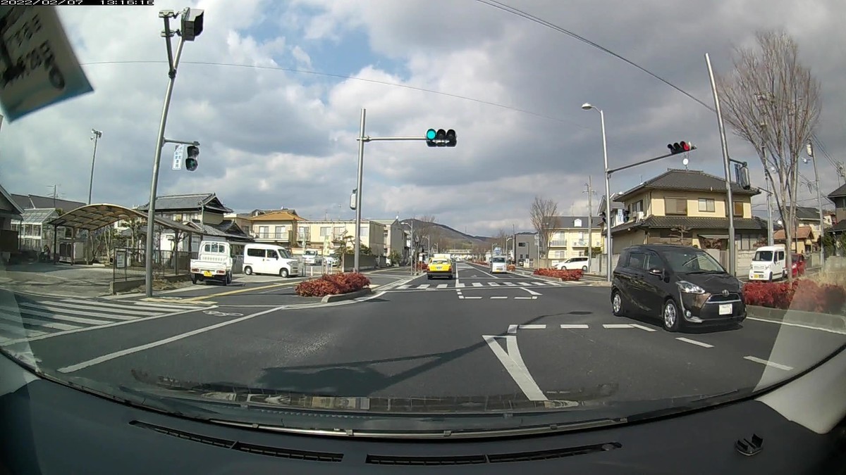 ☆★☆【令和４年２月７日㈪遭遇車リスト】  新幹線側道経由ルート、走行距離３５００ｍ  　自宅　５００ｍ圏内（毎日必ず嫌がらせ容疑車が現れる圏内）の遭遇車総数７台。  　仕事場３００ｍ圏内（上記圏内に次いで嫌がらせ容疑車多発）の遭遇車総数６台。     〇塗色　遭遇順　車種　ナンバー　遭遇地点までの走行距離（特徴＆容疑）  ③白　　アルト　　　岡山５８４　に　・６２２　　　　５０ｍ（３台目以内の３桁ナンバー）  ⑤黒　　スペーシア　岡山５９０　み　・３０３　　　２００ｍ（３桁ナンバー）  ⑥赤　　フィット　　岡山５０１　ほ　５２０７　　　２５０ｍ（赤塗色）  ⑦黒　　ワゴンＲ　　岡山５８１　〇　・６５９　　　２７０ｍ（３桁ナンバー）  ➋暗紫　シエンタ　　岡山５５２　つ　・・・３　　３４００ｍ（１桁ナンバー）　  ➊銀　　ハイゼット　岡山４８０　せ　６３６６　　３４００ｍ（４桁中３桁同字ナンバー）  　　　  　　※自宅を出てから国道に至るまで、抜け道オンリー９００ｍでほんの７台の車と遭遇し、その内の半数以上が毎日の嫌がらせ容疑要件を満足した。毎度の、３桁ナンバーの連続と赤塗色である。  　　※また、目的地である仕事場集落前、仕事場から半径１００ｍの圏内には、最後の２台の遭遇車として、・・・３と６３６６が待ち構えていた。毎日毎日、偶発と感じろという方が無理とさえ言える状況である。  　　※ただこの日１日の状況だけを見ても何も分からない。嫌がらせ容疑要件に当てはまる遭遇車すべてが作為的な嫌がらせだと言っている訳でもない。毎日、同様の説明が当てはまる、嫌がらせ的刷り込み状況と呼べる、一定の特徴を備えた車群との遭遇が、４年間、毎日続いていることこそが論点である。偶然が多少混在していようが、僕に対して嫌がらせをしている不特定多数が存在する事実は事実であるから、嫌がらせ容疑要件に合致するものはすべて記録しておく。