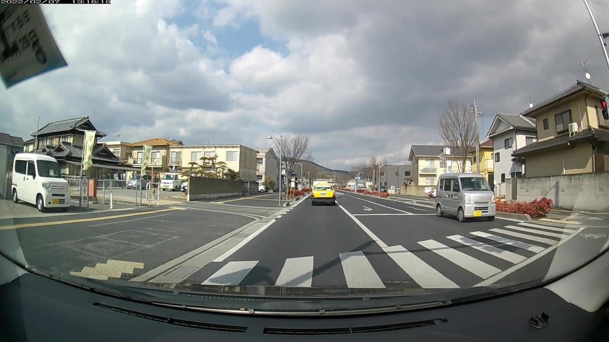 ☆★☆【令和４年２月７日㈪遭遇車リスト】  新幹線側道経由ルート、走行距離３５００ｍ  　自宅　５００ｍ圏内（毎日必ず嫌がらせ容疑車が現れる圏内）の遭遇車総数７台。  　仕事場３００ｍ圏内（上記圏内に次いで嫌がらせ容疑車多発）の遭遇車総数６台。     〇塗色　遭遇順　車種　ナンバー　遭遇地点までの走行距離（特徴＆容疑）  ③白　　アルト　　　岡山５８４　に　・６２２　　　　５０ｍ（３台目以内の３桁ナンバー）  ⑤黒　　スペーシア　岡山５９０　み　・３０３　　　２００ｍ（３桁ナンバー）  ⑥赤　　フィット　　岡山５０１　ほ　５２０７　　　２５０ｍ（赤塗色）  ⑦黒　　ワゴンＲ　　岡山５８１　〇　・６５９　　　２７０ｍ（３桁ナンバー）  ➋暗紫　シエンタ　　岡山５５２　つ　・・・３　　３４００ｍ（１桁ナンバー）　  ➊銀　　ハイゼット　岡山４８０　せ　６３６６　　３４００ｍ（４桁中３桁同字ナンバー）  　　　  　　※自宅を出てから国道に至るまで、抜け道オンリー９００ｍでほんの７台の車と遭遇し、その内の半数以上が毎日の嫌がらせ容疑要件を満足した。毎度の、３桁ナンバーの連続と赤塗色である。  　　※また、目的地である仕事場集落前、仕事場から半径１００ｍの圏内には、最後の２台の遭遇車として、・・・３と６３６６が待ち構えていた。毎日毎日、偶発と感じろという方が無理とさえ言える状況である。  　　※ただこの日１日の状況だけを見ても何も分からない。嫌がらせ容疑要件に当てはまる遭遇車すべてが作為的な嫌がらせだと言っている訳でもない。毎日、同様の説明が当てはまる、嫌がらせ的刷り込み状況と呼べる、一定の特徴を備えた車群との遭遇が、４年間、毎日続いていることこそが論点である。偶然が多少混在していようが、僕に対して嫌がらせをしている不特定多数が存在する事実は事実であるから、嫌がらせ容疑要件に合致するものはすべて記録しておく。