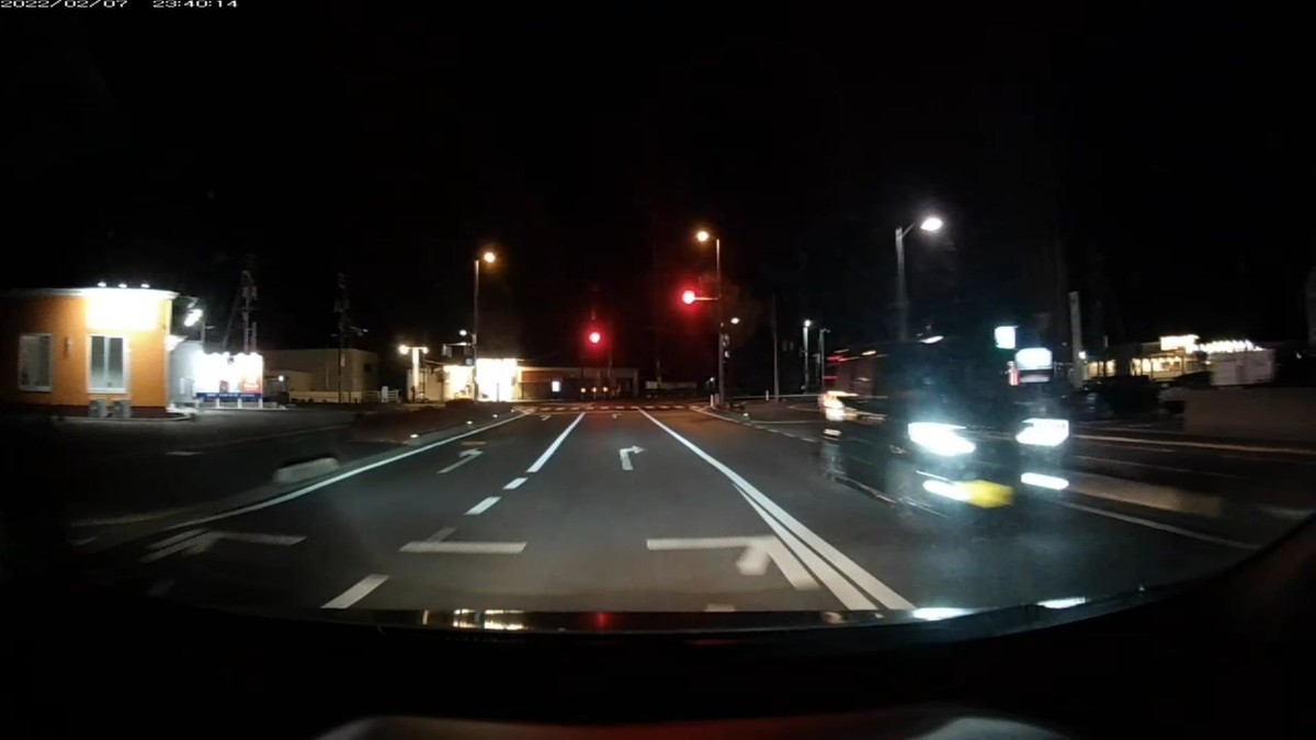 令和４年２月７日㈪　夜間遭遇車リスト  国道経由ルート　走行３５００ｍ　遭遇５台（国道外遭遇２台。）  〇塗色　車種　ナンバー　　　　　　遭遇地点までの走行距離（特徴・容疑）  ①白　軽自動車　倉敷５８０　〇　・５３２　　　６０ｍ（４連続３桁の１）  ②黒　軽自動車　岡山５８５　も　・６２８　　３６０ｍ（４連続３桁の２）  ③黒　プリウス　岡山３３８　め　・１２１　２１００ｍ（４連続３桁の３）  ④黄　ラパン　　岡山５８９　と　・７１０　２１００ｍ（４連続３桁の４＆黄）  　※④は、ナンバーを見せるためかのように、眼前で徐行停滞。
