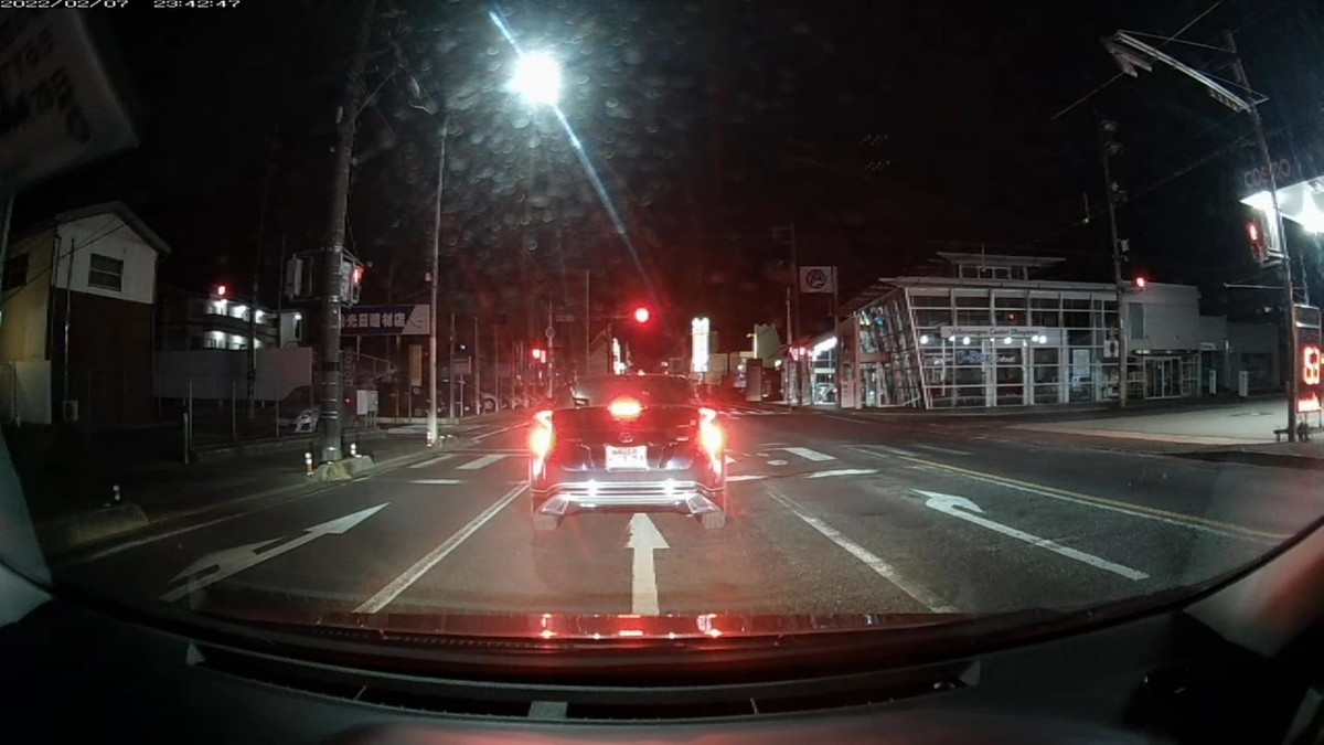令和４年２月７日㈪　夜間遭遇車リスト  国道経由ルート　走行３５００ｍ　遭遇５台（国道外遭遇２台。）  〇塗色　車種　ナンバー　　　　　　遭遇地点までの走行距離（特徴・容疑）  ①白　軽自動車　倉敷５８０　〇　・５３２　　　６０ｍ（４連続３桁の１）  ②黒　軽自動車　岡山５８５　も　・６２８　　３６０ｍ（４連続３桁の２）  ③黒　プリウス　岡山３３８　め　・１２１　２１００ｍ（４連続３桁の３）  ④黄　ラパン　　岡山５８９　と　・７１０　２１００ｍ（４連続３桁の４＆黄）  　※④は、ナンバーを見せるためかのように、眼前で徐行停滞。