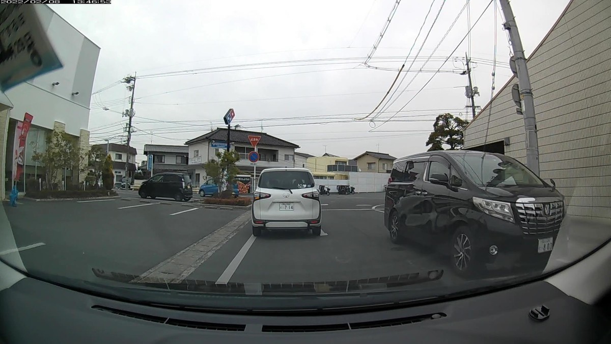 ☆★☆【令和４年２月８日㈫遭遇車リスト】  新幹線側道経由ルート、走行距離３５００ｍ  　自宅　５００ｍ圏内（毎日必ず嫌がらせ容疑車が現れる圏内）の遭遇車総数６台。  　仕事場３００ｍ圏内（上記圏内に次いで嫌がらせ容疑車多発）の遭遇車総数ＮＡ台。     〇塗色　遭遇順　車種　ナンバー　遭遇地点までの走行距離（特徴＆容疑）  ③白　シエンタ　　　岡山５０２　と　・７１４　　３８０ｍ（３桁ナンバー）  ④黒　アルファード　岡山３３４　と　・８０３　　３９０ｍ（３桁ナンバー）  ⑤黄　コンフォート　岡山５００　あ　４８９３　　３９０ｍ（黄色塗色）  ⑥赤　フィット　　　岡山５０１　ほ　５２０７　　４００ｍ（赤塗色＆２日連続）     　　※③の・７１４が、目の前の道路状況はクリアであるにも関わらず、ずっと一時停止し続けたせいで、④～⑥の容疑要件満足車と遭遇させられる羽目になった。     　　※⑥の赤塗色フィット５２０７は、前日の⑥と同一車両。     　　※ただこの日１日の状況だけを見ても何も分からない。嫌がらせ容疑要件に当てはまる遭遇車すべてが作為的な嫌がらせだと言っている訳でもない。毎日、同様の説明が当てはまる、嫌がらせ的刷り込み状況と呼べる、一定の特徴を備えた車群との遭遇が、４年間、毎日続いていることこそが論点である。偶然が多少混在していようが、僕に対して嫌がらせをしている不特定多数が存在する事実は事実であるから、嫌がらせ容疑要件に合致するものはすべて記録しておく。