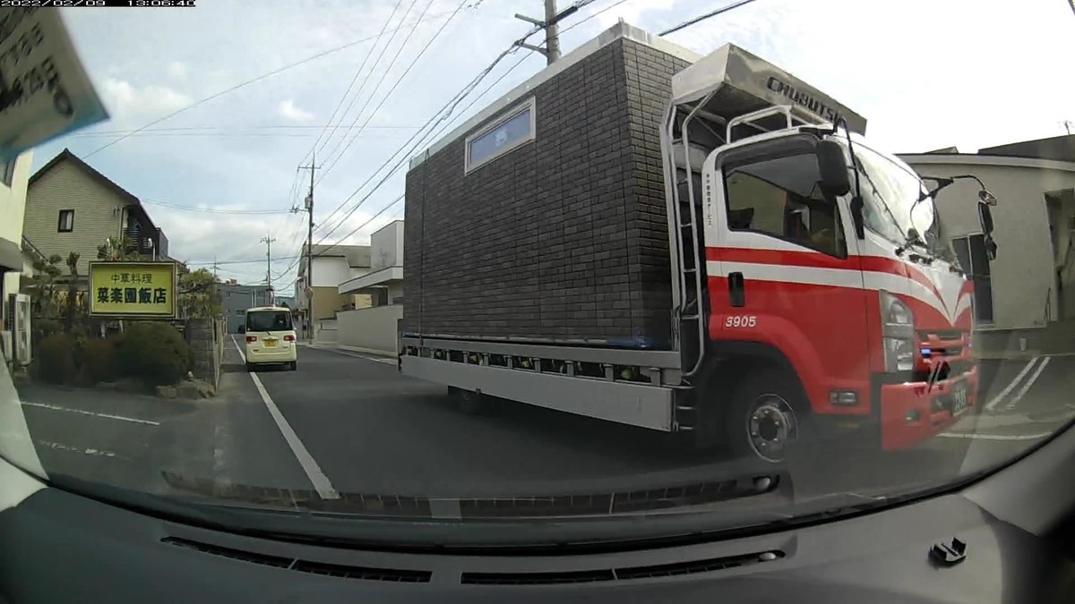 〇塗色　遭遇順　車種　ナンバー　遭遇地点までの走行距離（特徴＆容疑）  ①黄　　タント　　　岡山５８０　ち　３８３１　　　５０ｍ（いきなり黄色）  ②赤白　エルフ　　　岡山１３０　い　３９０５　　　５０ｍ（赤＆２連続三原色塗色）  ④青　　キャンバス　岡山５８３　か　７５０１　　１１０ｍ（青＆２連続三原色塗色）  ⑤赤白　レンジャー　岡山１３０　よ　５４１０　　１５０ｍ（赤＆２連続三原色塗色）  ➋黒　　ヴォクシー　岡山３６１　か　８８８８　３２００ｍ（４桁全同字ナンバー）