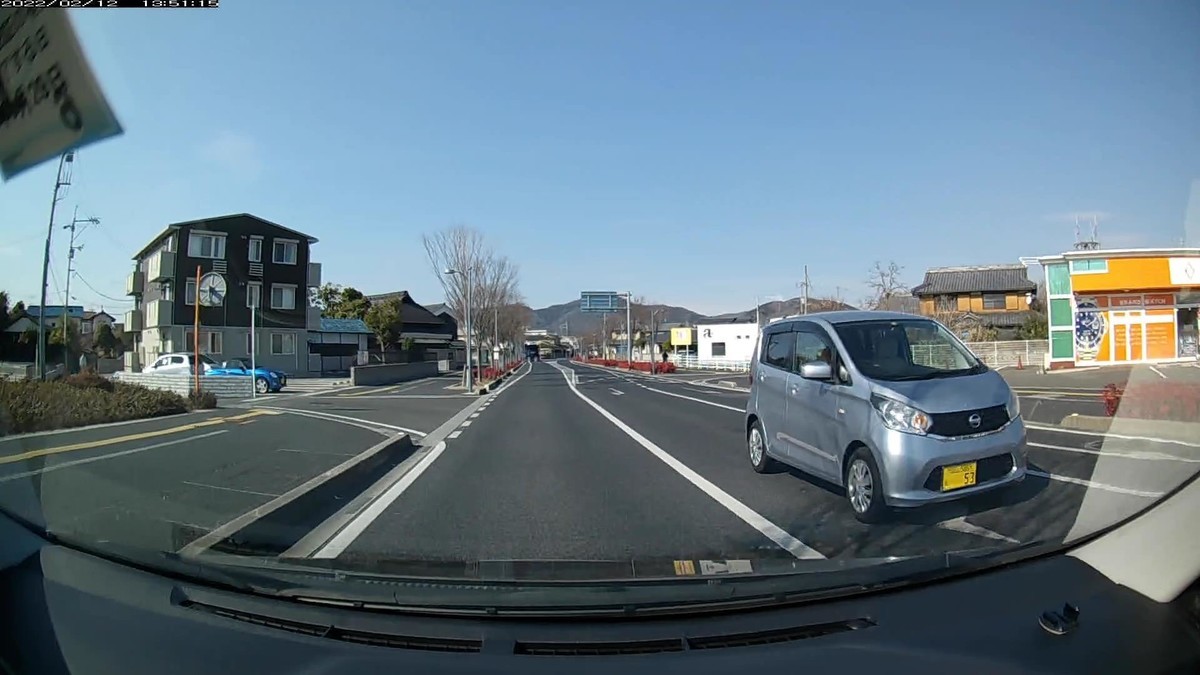 ☆★☆【令和４年２月１２日㈯遭遇車リスト】  新幹線側道経由ルート、走行距離３５００ｍ  　自宅　３００ｍ圏内（毎日必ず嫌がらせ容疑車が現れる圏内）の遭遇車総数４台。  　仕事場４００ｍ圏内（上記圏内に次いで嫌がらせ容疑車多発）の遭遇車総数１台。  〇塗色　遭遇順　車種　ナンバー　遭遇地点までの走行距離（特徴＆容疑）  ④白　Ｎ－ＢＯＸ　岡山５９７　く　・・１３　　２３０ｍ（２桁ナンバー）  ➊銀　デイズ　　　岡山５８５　え　・・５３　３４００ｍ（２桁ナンバー）     　　※自宅出発後３００ｍで４台の車と遭遇し、珍しく、４台目が・・１３であった以外は嫌がらせ容疑要件を満足する車との遭遇はなかった。とりあえず記録しておく。     　※目的地の仕事場まで４００ｍの、毎日国道を下りる交差点に、毎日の嫌がらせ容疑要件のひとつ、２桁ナンバーを満足する、・・５３が待ち構えていた。これまた、とりあえず記録しておく。