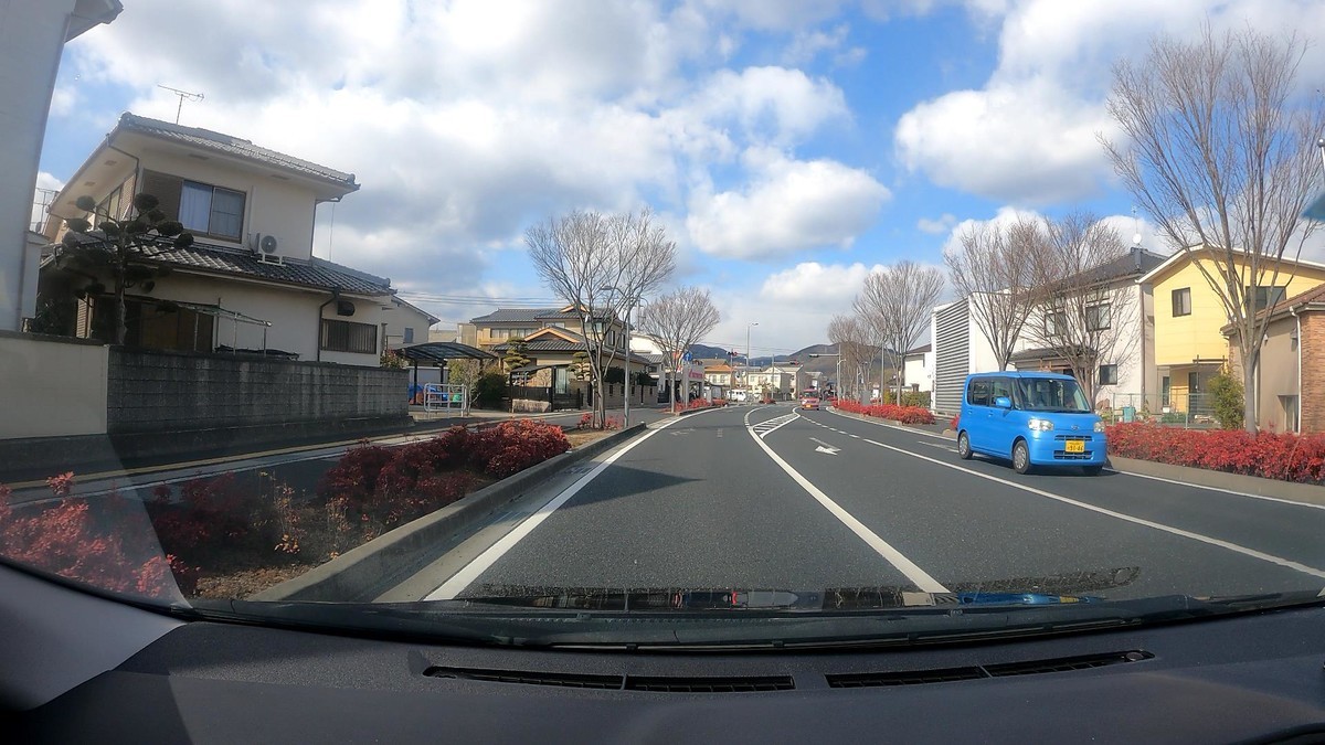 ☆★☆【令和４年２月１７日㈭遭遇車リスト】  国道経由ルート、走行距離３５００ｍ  　自宅　８００ｍ圏内（毎日必ず嫌がらせ容疑車が現れる圏内）の遭遇車総数１台。  　仕事場３００ｍ圏内（上記圏内に次いで嫌がらせ容疑車多発）の遭遇車総数３台。  〇塗色　遭遇順　車種　ナンバー　遭遇地点までの走行距離（特徴＆容疑）  ①銀　エブリイ　岡山４８３　け　・・９０　　２５０ｍ（いきなり２桁ナンバー）  ➌青　タント　　岡山５８１　の　９１４６　３２００ｍ（青＆三原色２連続の１）  ➋赤　デイズ　　岡山５８１　た　７５６１　３２００ｍ（赤＆三原色２連続の２）     　※自宅を出て４５秒で最初の遭遇車と対向し、その車が、先日の睨みつけプリウスと同じテイストの、自己陶酔型オプションエアロを付けた、嫌がらせ容疑要件満足車だった。２桁ナンバー・・９０。※また、仕事場まで３００ｍを切った地点は閑散としていて、ほんの３台の車と遭遇したが、その内２台が、しっかりと毎日の嫌がらせ容疑要件を満足した。青塗色と赤塗色。とりあえず記録しておく。