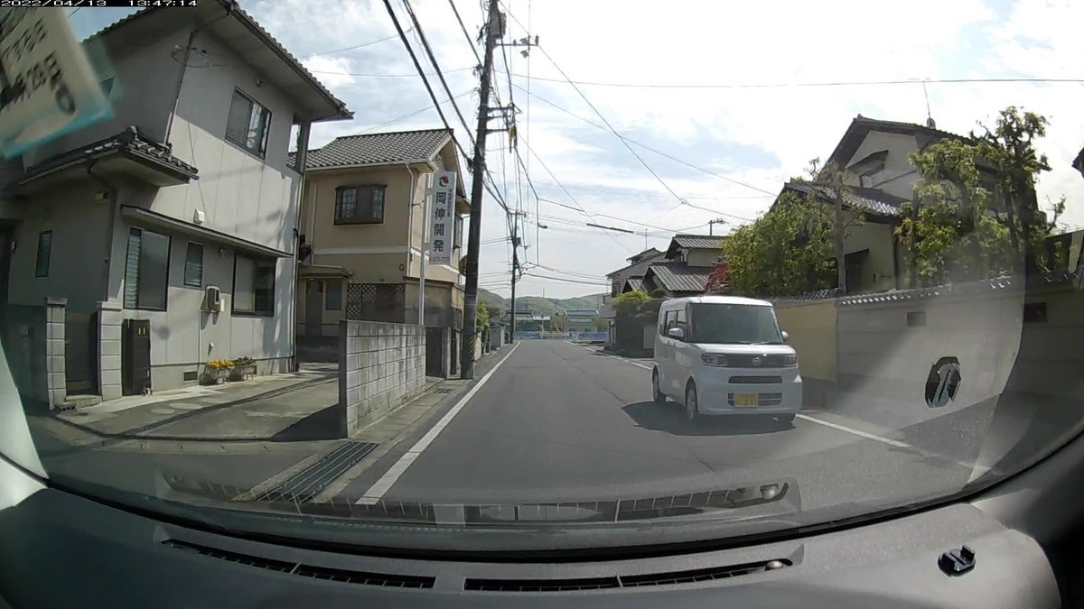 ☆★☆【令和４年４月１３日㈬遭遇車リスト】  国道経由ルート、走行距離３５００ｍ  　自宅　９００ｍ圏内（毎日必ず嫌がらせ容疑車が現れる圏内）の登場車総数ＮＡ台。  　目的地３００ｍ圏内（上記圏内に次いで嫌がらせ容疑車多発）の登場車総数０台。  〇塗色　遭遇順　車種　ナンバー　自宅からの距離（特徴＆容疑）  ①青　　イース　　　　岡山５８１　つ　７１９５　　　５０ｍ（いきなり青塗色）  ②赤　　ＮーＯＮＥ　　岡山５８１　そ　１８７１　　　６０ｍ（青の次に赤塗色）  ③白　　タント　　　　岡山５８８　よ　・３１１　　１３０ｍ（３桁ナンバー）  ④茶　　ノート　　　　岡山５３４　ま　・１２６　　２４０ｍ（３桁ナンバー）  ⑤黄　　コンフォート　岡山５００　あ　４８７４　　３１０ｍ（黄塗色）  ⑧白　　ゴルフ　　　　岡山３３６　せ　１１１７　　３６０ｍ（４桁中３桁同字）  ⑨黄系　キャンバス　　岡山５８９　き　・７０３　　３９０ｍ（黄塗色＆３桁№）  ⑩白　　ミラ　　　　　岡山４８２　み　・５５５　　５００ｍ（３桁全同字）