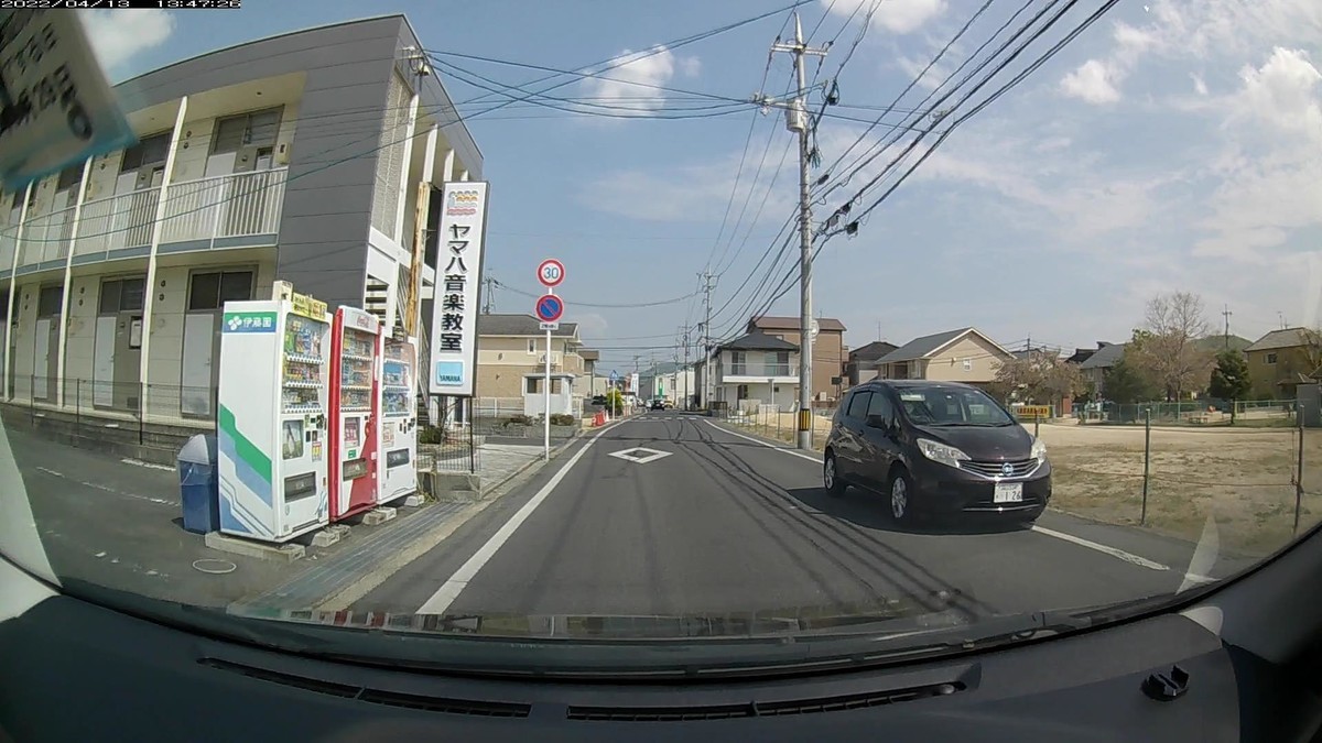 ☆★☆【令和４年４月１３日㈬遭遇車リスト】  国道経由ルート、走行距離３５００ｍ  　自宅　９００ｍ圏内（毎日必ず嫌がらせ容疑車が現れる圏内）の登場車総数ＮＡ台。  　目的地３００ｍ圏内（上記圏内に次いで嫌がらせ容疑車多発）の登場車総数０台。  〇塗色　遭遇順　車種　ナンバー　自宅からの距離（特徴＆容疑）  ①青　　イース　　　　岡山５８１　つ　７１９５　　　５０ｍ（いきなり青塗色）  ②赤　　ＮーＯＮＥ　　岡山５８１　そ　１８７１　　　６０ｍ（青の次に赤塗色）  ③白　　タント　　　　岡山５８８　よ　・３１１　　１３０ｍ（３桁ナンバー）  ④茶　　ノート　　　　岡山５３４　ま　・１２６　　２４０ｍ（３桁ナンバー）  ⑤黄　　コンフォート　岡山５００　あ　４８７４　　３１０ｍ（黄塗色）  ⑧白　　ゴルフ　　　　岡山３３６　せ　１１１７　　３６０ｍ（４桁中３桁同字）  ⑨黄系　キャンバス　　岡山５８９　き　・７０３　　３９０ｍ（黄塗色＆３桁№）  ⑩白　　ミラ　　　　　岡山４８２　み　・５５５　　５００ｍ（３桁全同字）