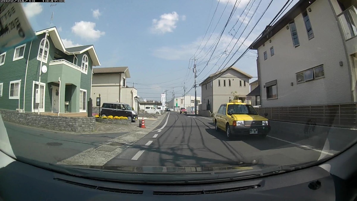 ☆★☆【令和４年４月１３日㈬遭遇車リスト】  国道経由ルート、走行距離３５００ｍ  　自宅　９００ｍ圏内（毎日必ず嫌がらせ容疑車が現れる圏内）の登場車総数ＮＡ台。  　目的地３００ｍ圏内（上記圏内に次いで嫌がらせ容疑車多発）の登場車総数０台。  〇塗色　遭遇順　車種　ナンバー　自宅からの距離（特徴＆容疑）  ①青　　イース　　　　岡山５８１　つ　７１９５　　　５０ｍ（いきなり青塗色）  ②赤　　ＮーＯＮＥ　　岡山５８１　そ　１８７１　　　６０ｍ（青の次に赤塗色）  ③白　　タント　　　　岡山５８８　よ　・３１１　　１３０ｍ（３桁ナンバー）  ④茶　　ノート　　　　岡山５３４　ま　・１２６　　２４０ｍ（３桁ナンバー）  ⑤黄　　コンフォート　岡山５００　あ　４８７４　　３１０ｍ（黄塗色）  ⑧白　　ゴルフ　　　　岡山３３６　せ　１１１７　　３６０ｍ（４桁中３桁同字）  ⑨黄系　キャンバス　　岡山５８９　き　・７０３　　３９０ｍ（黄塗色＆３桁№）  ⑩白　　ミラ　　　　　岡山４８２　み　・５５５　　５００ｍ（３桁全同字）