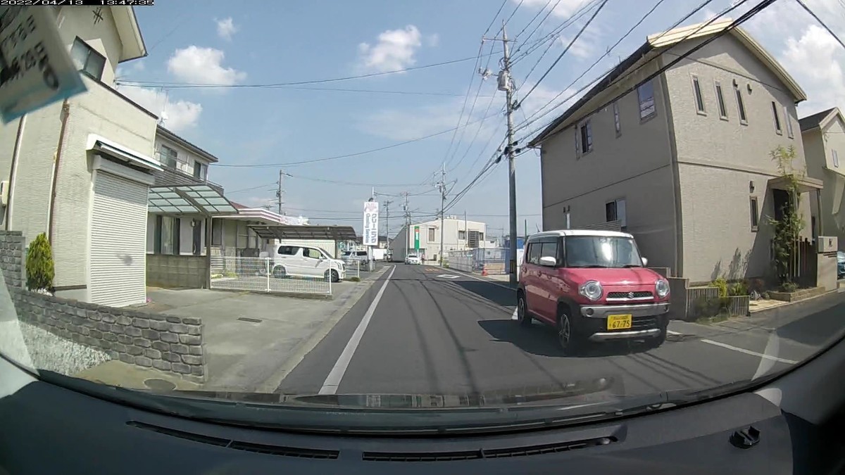 ☆★☆【令和４年４月１３日㈬遭遇車リスト】  国道経由ルート、走行距離３５００ｍ  　自宅　９００ｍ圏内（毎日必ず嫌がらせ容疑車が現れる圏内）の登場車総数ＮＡ台。  　目的地３００ｍ圏内（上記圏内に次いで嫌がらせ容疑車多発）の登場車総数０台。  〇塗色　遭遇順　車種　ナンバー　自宅からの距離（特徴＆容疑）  ①青　　イース　　　　岡山５８１　つ　７１９５　　　５０ｍ（いきなり青塗色）  ②赤　　ＮーＯＮＥ　　岡山５８１　そ　１８７１　　　６０ｍ（青の次に赤塗色）  ③白　　タント　　　　岡山５８８　よ　・３１１　　１３０ｍ（３桁ナンバー）  ④茶　　ノート　　　　岡山５３４　ま　・１２６　　２４０ｍ（３桁ナンバー）  ⑤黄　　コンフォート　岡山５００　あ　４８７４　　３１０ｍ（黄塗色）  ⑧白　　ゴルフ　　　　岡山３３６　せ　１１１７　　３６０ｍ（４桁中３桁同字）  ⑨黄系　キャンバス　　岡山５８９　き　・７０３　　３９０ｍ（黄塗色＆３桁№）  ⑩白　　ミラ　　　　　岡山４８２　み　・５５５　　５００ｍ（３桁全同字）