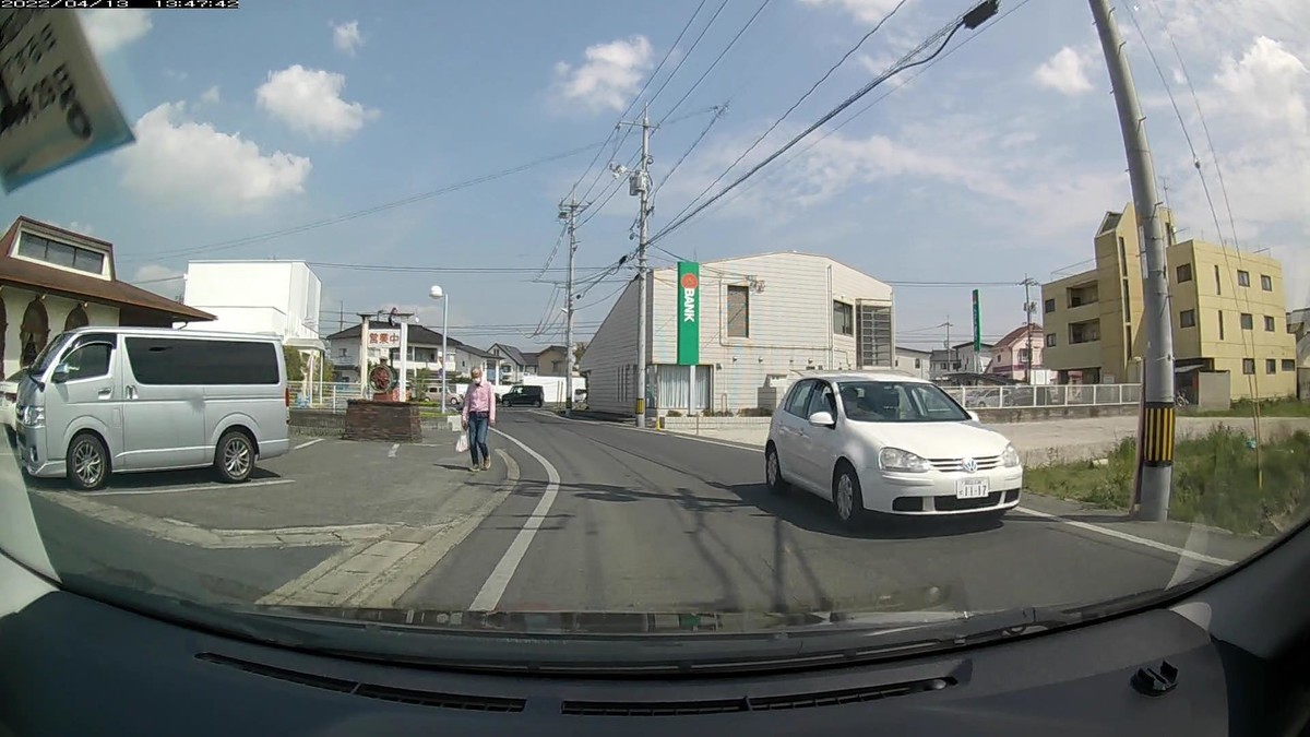 ☆★☆【令和４年４月１３日㈬遭遇車リスト】  国道経由ルート、走行距離３５００ｍ  　自宅　９００ｍ圏内（毎日必ず嫌がらせ容疑車が現れる圏内）の登場車総数ＮＡ台。  　目的地３００ｍ圏内（上記圏内に次いで嫌がらせ容疑車多発）の登場車総数０台。  〇塗色　遭遇順　車種　ナンバー　自宅からの距離（特徴＆容疑）  ①青　　イース　　　　岡山５８１　つ　７１９５　　　５０ｍ（いきなり青塗色）  ②赤　　ＮーＯＮＥ　　岡山５８１　そ　１８７１　　　６０ｍ（青の次に赤塗色）  ③白　　タント　　　　岡山５８８　よ　・３１１　　１３０ｍ（３桁ナンバー）  ④茶　　ノート　　　　岡山５３４　ま　・１２６　　２４０ｍ（３桁ナンバー）  ⑤黄　　コンフォート　岡山５００　あ　４８７４　　３１０ｍ（黄塗色）  ⑧白　　ゴルフ　　　　岡山３３６　せ　１１１７　　３６０ｍ（４桁中３桁同字）  ⑨黄系　キャンバス　　岡山５８９　き　・７０３　　３９０ｍ（黄塗色＆３桁№）  ⑩白　　ミラ　　　　　岡山４８２　み　・５５５　　５００ｍ（３桁全同字）