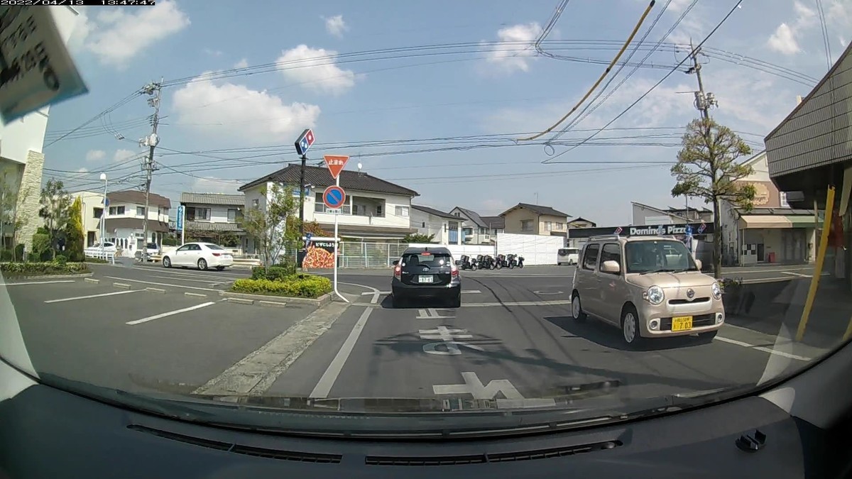 ☆★☆【令和４年４月１３日㈬遭遇車リスト】  国道経由ルート、走行距離３５００ｍ  　自宅　９００ｍ圏内（毎日必ず嫌がらせ容疑車が現れる圏内）の登場車総数ＮＡ台。  　目的地３００ｍ圏内（上記圏内に次いで嫌がらせ容疑車多発）の登場車総数０台。  〇塗色　遭遇順　車種　ナンバー　自宅からの距離（特徴＆容疑）  ①青　　イース　　　　岡山５８１　つ　７１９５　　　５０ｍ（いきなり青塗色）  ②赤　　ＮーＯＮＥ　　岡山５８１　そ　１８７１　　　６０ｍ（青の次に赤塗色）  ③白　　タント　　　　岡山５８８　よ　・３１１　　１３０ｍ（３桁ナンバー）  ④茶　　ノート　　　　岡山５３４　ま　・１２６　　２４０ｍ（３桁ナンバー）  ⑤黄　　コンフォート　岡山５００　あ　４８７４　　３１０ｍ（黄塗色）  ⑧白　　ゴルフ　　　　岡山３３６　せ　１１１７　　３６０ｍ（４桁中３桁同字）  ⑨黄系　キャンバス　　岡山５８９　き　・７０３　　３９０ｍ（黄塗色＆３桁№）  ⑩白　　ミラ　　　　　岡山４８２　み　・５５５　　５００ｍ（３桁全同字）