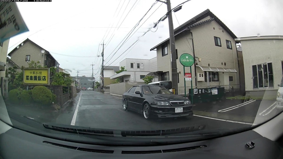 ☆★☆【令和４年４月２９日㈮遭遇車リスト】  国道経由ルート、走行距離３５００ｍ  　自宅　９００ｍ圏内（毎日必ず嫌がらせ容疑車が現れる圏内）の登場車総数４台。  　目的地３００ｍ圏内（上記圏内に次いで嫌がらせ容疑車多発）の登場車総数１台。  〇塗色　遭遇順　車種　ナンバー　自宅からの距離（特徴＆容疑）  ⓪自転車の挙動不審中高生  ①茶　アクア　　　岡山５４２　な　・３２０　　５０ｍ（３桁ナンバー）  ②黒　チェイサー　岡山３６８　り　・・１５　　５０ｍ（２桁ナンバー）  ③白　エブリイ　　岡山５８４　ら　・・９０　１００ｍ（２桁ナンバー）