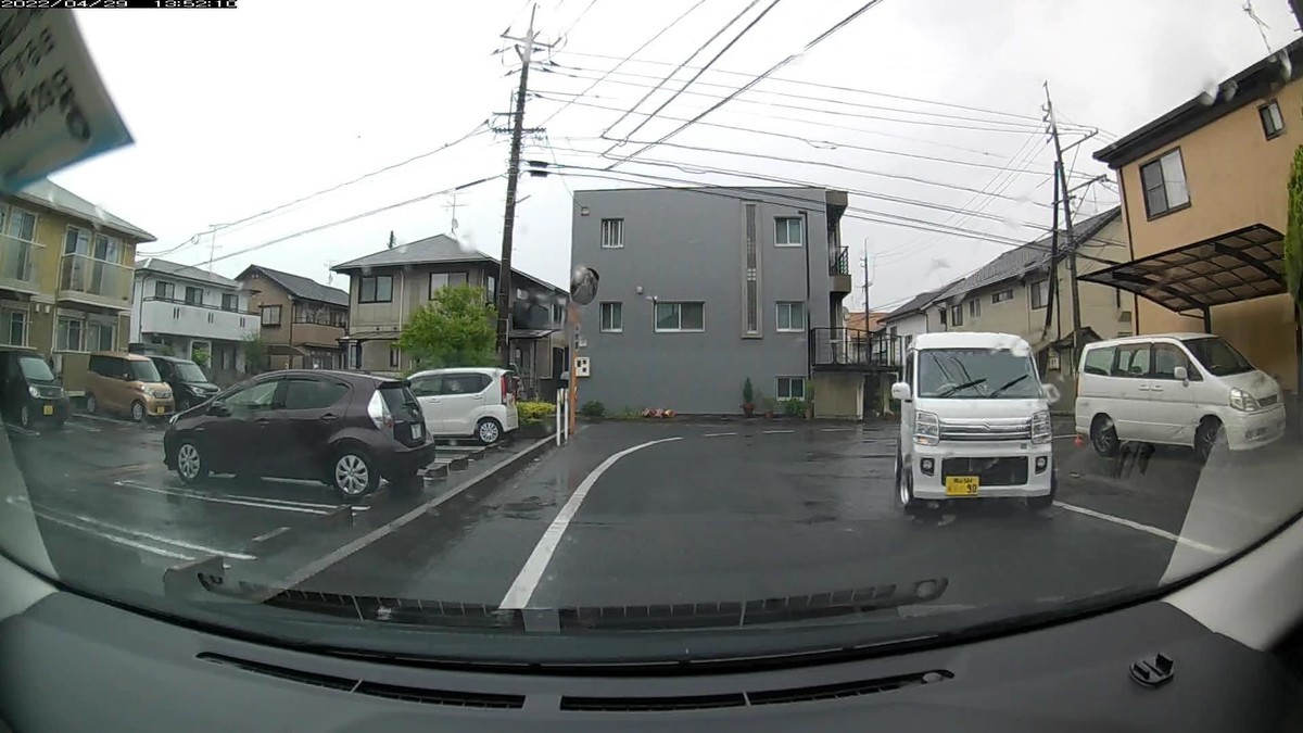 ☆★☆【令和４年４月２９日㈮遭遇車リスト】  国道経由ルート、走行距離３５００ｍ  　自宅　９００ｍ圏内（毎日必ず嫌がらせ容疑車が現れる圏内）の登場車総数４台。  　目的地３００ｍ圏内（上記圏内に次いで嫌がらせ容疑車多発）の登場車総数１台。  〇塗色　遭遇順　車種　ナンバー　自宅からの距離（特徴＆容疑）  ⓪自転車の挙動不審中高生  ①茶　アクア　　　岡山５４２　な　・３２０　　５０ｍ（３桁ナンバー）  ②黒　チェイサー　岡山３６８　り　・・１５　　５０ｍ（２桁ナンバー）  ③白　エブリイ　　岡山５８４　ら　・・９０　１００ｍ（２桁ナンバー）