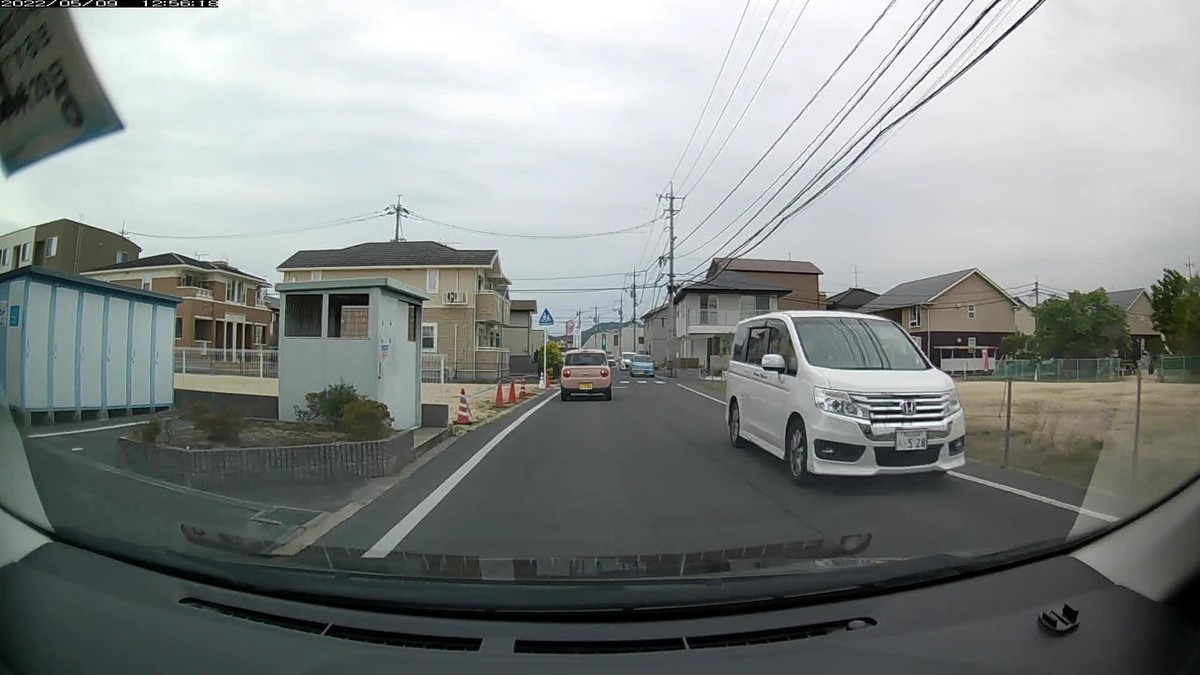 ☆★☆【令和４年５月９日㈪遭遇車リスト】  国道経由ルート、走行距離３５００ｍ  　自宅　９００ｍ圏内（毎日必ず嫌がらせ容疑車が現れる圏内）の登場車総数７台。  　目的地３００ｍ圏内（上記圏内に次いで嫌がらせ容疑車多発）の登場車総数２台。  〇塗色　遭遇順　車種　ナンバー　自宅からの距離（特徴＆容疑）  ①桃　ラパン　　　　　岡山５８６　や　・７２０　　３０ｍ（３桁ナンバー）  ②桃　ムーヴ　　　　　岡山５８１　つ　・８１３　　６０ｍ（２台連続桃３桁）  ③橙　アクア　　　　　岡山５３０　つ　５８８６　１５０ｍ  ④白　プリウス　　　　岡山３３６　ひ　・３５８　２００ｍ（３桁ナンバー）  ⑤白　ステップワゴン　岡山５３４　ら　・５２８　２５０ｍ（２連続３桁ナンバー）  ⑥青　アルト　　　　　岡山５８１　き　６１２２　２９０ｍ（青系塗色）  ⑦白　ノア　　　　　　岡山３５１　と　・１１７　２９０ｍ（３桁ナンバー）