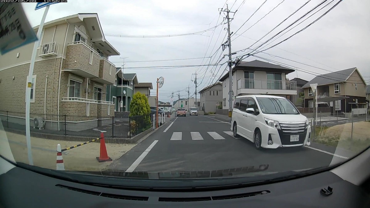 ☆★☆【令和４年５月９日㈪遭遇車リスト】  国道経由ルート、走行距離３５００ｍ  　自宅　９００ｍ圏内（毎日必ず嫌がらせ容疑車が現れる圏内）の登場車総数７台。  　目的地３００ｍ圏内（上記圏内に次いで嫌がらせ容疑車多発）の登場車総数２台。  〇塗色　遭遇順　車種　ナンバー　自宅からの距離（特徴＆容疑）  ①桃　ラパン　　　　　岡山５８６　や　・７２０　　３０ｍ（３桁ナンバー）  ②桃　ムーヴ　　　　　岡山５８１　つ　・８１３　　６０ｍ（２台連続桃３桁）  ③橙　アクア　　　　　岡山５３０　つ　５８８６　１５０ｍ  ④白　プリウス　　　　岡山３３６　ひ　・３５８　２００ｍ（３桁ナンバー）  ⑤白　ステップワゴン　岡山５３４　ら　・５２８　２５０ｍ（２連続３桁ナンバー）  ⑥青　アルト　　　　　岡山５８１　き　６１２２　２９０ｍ（青系塗色）  ⑦白　ノア　　　　　　岡山３５１　と　・１１７　２９０ｍ（３桁ナンバー）
