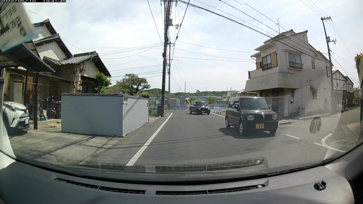 ☆★☆【令和4年5月10日㈫遭遇車リスト】 国道経由ルート、走行距離3500m 自宅 900m圏内(毎日必ず嫌がらせ容疑車が現れる圏内)の登場車総数6台。 目的地300m圏内(上記圏内に次いで嫌がらせ容疑車多発)の登場車総数NA台。 〇塗色 遭遇順 車種 ナンバー 自宅からの距離(特徴&容疑) ①白 シャラン 岡山332 ぬ 3373 70m(4桁中3桁同字ナンバー) ②青 スカイライン 岡山331 ろ ・789 80m(青塗色3桁) ④茶 ラパン 岡山581 に ・857 180m(3桁ナンバー)