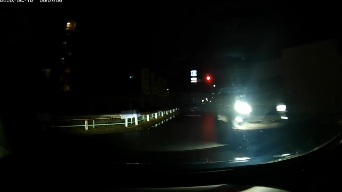 【令和４年５月１２日㈭深夜遭遇車状況】  ５月１２日㈭遭遇６台。旧道経由ルート３０００ｍ。  ①黒　　軽自動車　岡山５８５　ぬ　・・４６　　１００ｍ（２桁ナンバー）  ②白　　ランクル　〇〇３〇〇　〇　・２００　　５００ｍ（３桁ナンバー＆２ｍ車幅）  ③赤　　スイフト　岡山５０２　ね　３００９　　５００ｍ（赤塗色）  ④白　　２トン　　岡山４００　な　１４３１　２０００ｍ（２ｍ車幅）     　　※しっかりと、最初３台がすべて嫌がらせ容疑要件を満足した。しかも、前日に、「４ｍ幅員の旧道に２ｍ車幅の車が現れること自体が不自然」と書いた旧道に、この日も２台もの２ｍ車幅車が現れた。