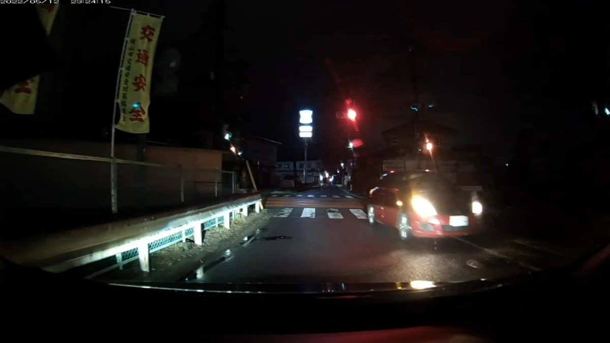 【令和４年５月１２日㈭深夜遭遇車状況】  ５月１２日㈭遭遇６台。旧道経由ルート３０００ｍ。  ①黒　　軽自動車　岡山５８５　ぬ　・・４６　　１００ｍ（２桁ナンバー）  ②白　　ランクル　〇〇３〇〇　〇　・２００　　５００ｍ（３桁ナンバー＆２ｍ車幅）  ③赤　　スイフト　岡山５０２　ね　３００９　　５００ｍ（赤塗色）  ④白　　２トン　　岡山４００　な　１４３１　２０００ｍ（２ｍ車幅）     　　※しっかりと、最初３台がすべて嫌がらせ容疑要件を満足した。しかも、前日に、「４ｍ幅員の旧道に２ｍ車幅の車が現れること自体が不自然」と書いた旧道に、この日も２台もの２ｍ車幅車が現れた。