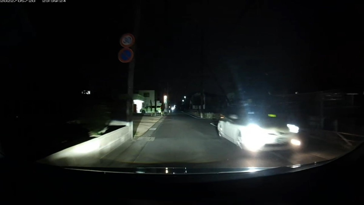 ５月２０日㈮遭遇７台。旧街道（旧道）経由ルート３０００ｍ。  ⓪ルート上第１の分岐点と第２の分岐点を共に監視できる場所に自転車の立ち話２人。  ①白　プリウス　岡山３３０　あ　１２２１　　７００ｍ  ②白　ムーヴ　　岡山５８４　〇　・４２６　１０００ｍ（３桁＆死にナンバー）  ③紫　アクア　　岡山５０２　や　２６９７　１８００ｍ  ④白　ハスラー　岡山５９２　よ　・８１８　２０００ｍ（３桁ナンバー）  ⑤白　プリウス　岡山３０Ⅹ　み　・・・８　２１００ｍ（１桁ナンバー）  ⑥黒　タクシー　岡山５００　あ　５２９６　２３００ｍ  ⑦黒　軽自動車　岡山５８５　こ　・６１４　２７００ｍ（３桁ナンバー）  　※７台もの車が湧いていること自体が不自然