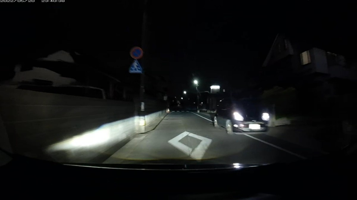 ５月２０日㈮遭遇７台。旧街道（旧道）経由ルート３０００ｍ。  ⓪ルート上第１の分岐点と第２の分岐点を共に監視できる場所に自転車の立ち話２人。  ①白　プリウス　岡山３３０　あ　１２２１　　７００ｍ  ②白　ムーヴ　　岡山５８４　〇　・４２６　１０００ｍ（３桁＆死にナンバー）  ③紫　アクア　　岡山５０２　や　２６９７　１８００ｍ  ④白　ハスラー　岡山５９２　よ　・８１８　２０００ｍ（３桁ナンバー）  ⑤白　プリウス　岡山３０Ⅹ　み　・・・８　２１００ｍ（１桁ナンバー）  ⑥黒　タクシー　岡山５００　あ　５２９６　２３００ｍ  ⑦黒　軽自動車　岡山５８５　こ　・６１４　２７００ｍ（３桁ナンバー）  　※７台もの車が湧いていること自体が不自然