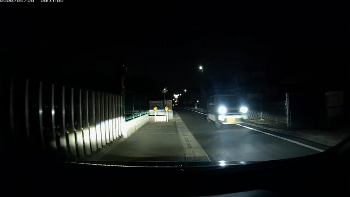 ５月２０日㈮遭遇７台。旧街道（旧道）経由ルート３０００ｍ。  ⓪ルート上第１の分岐点と第２の分岐点を共に監視できる場所に自転車の立ち話２人。  ①白　プリウス　岡山３３０　あ　１２２１　　７００ｍ  ②白　ムーヴ　　岡山５８４　〇　・４２６　１０００ｍ（３桁＆死にナンバー）  ③紫　アクア　　岡山５０２　や　２６９７　１８００ｍ  ④白　ハスラー　岡山５９２　よ　・８１８　２０００ｍ（３桁ナンバー）  ⑤白　プリウス　岡山３０Ⅹ　み　・・・８　２１００ｍ（１桁ナンバー）  ⑥黒　タクシー　岡山５００　あ　５２９６　２３００ｍ  ⑦黒　軽自動車　岡山５８５　こ　・６１４　２７００ｍ（３桁ナンバー）  　※７台もの車が湧いていること自体が不自然